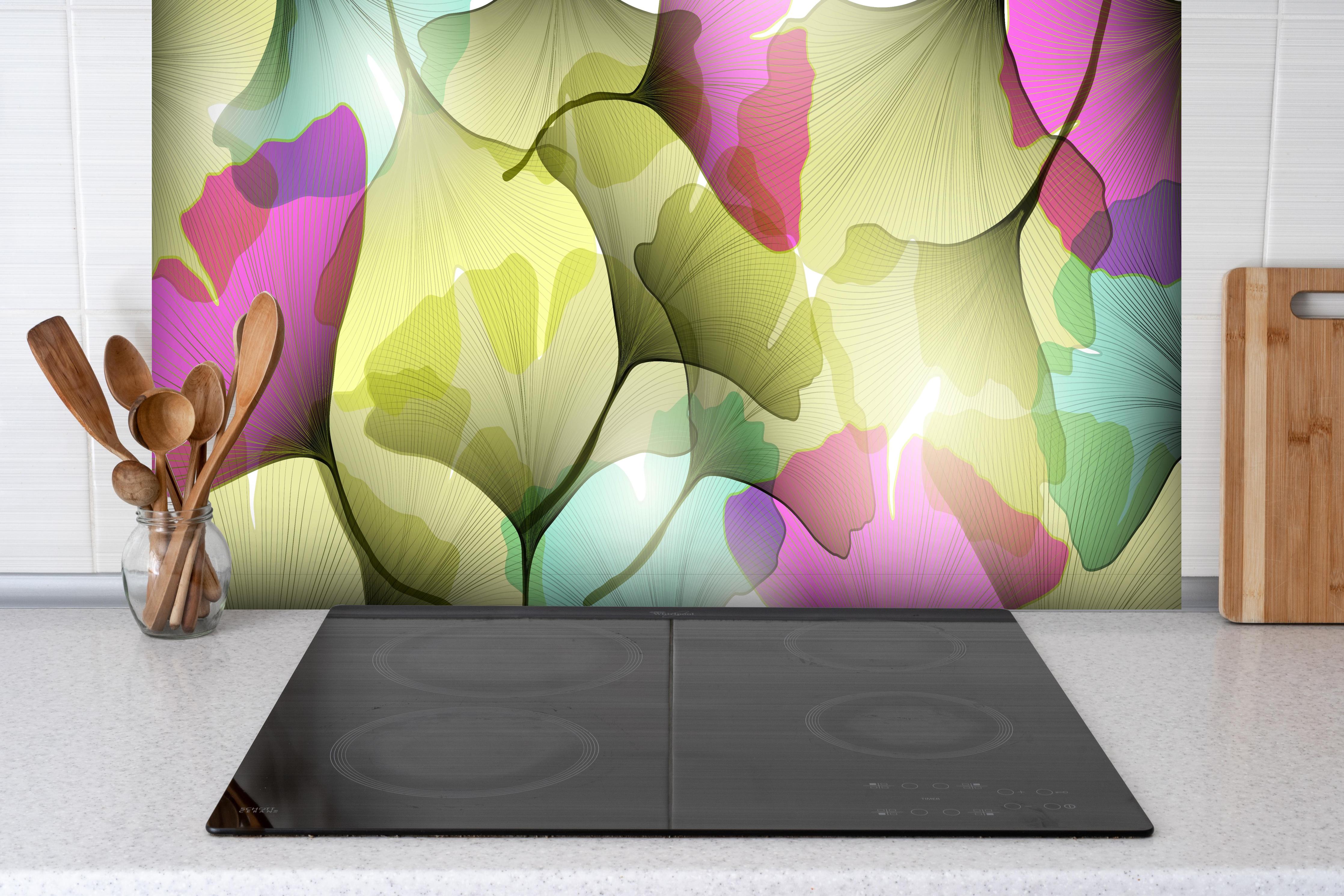 Spritzschutz - Farbenfrohe Ginkgo Blätter Kunst-Design hinter einem Cerankochfeld zwischen Holz-Kochutensilien
