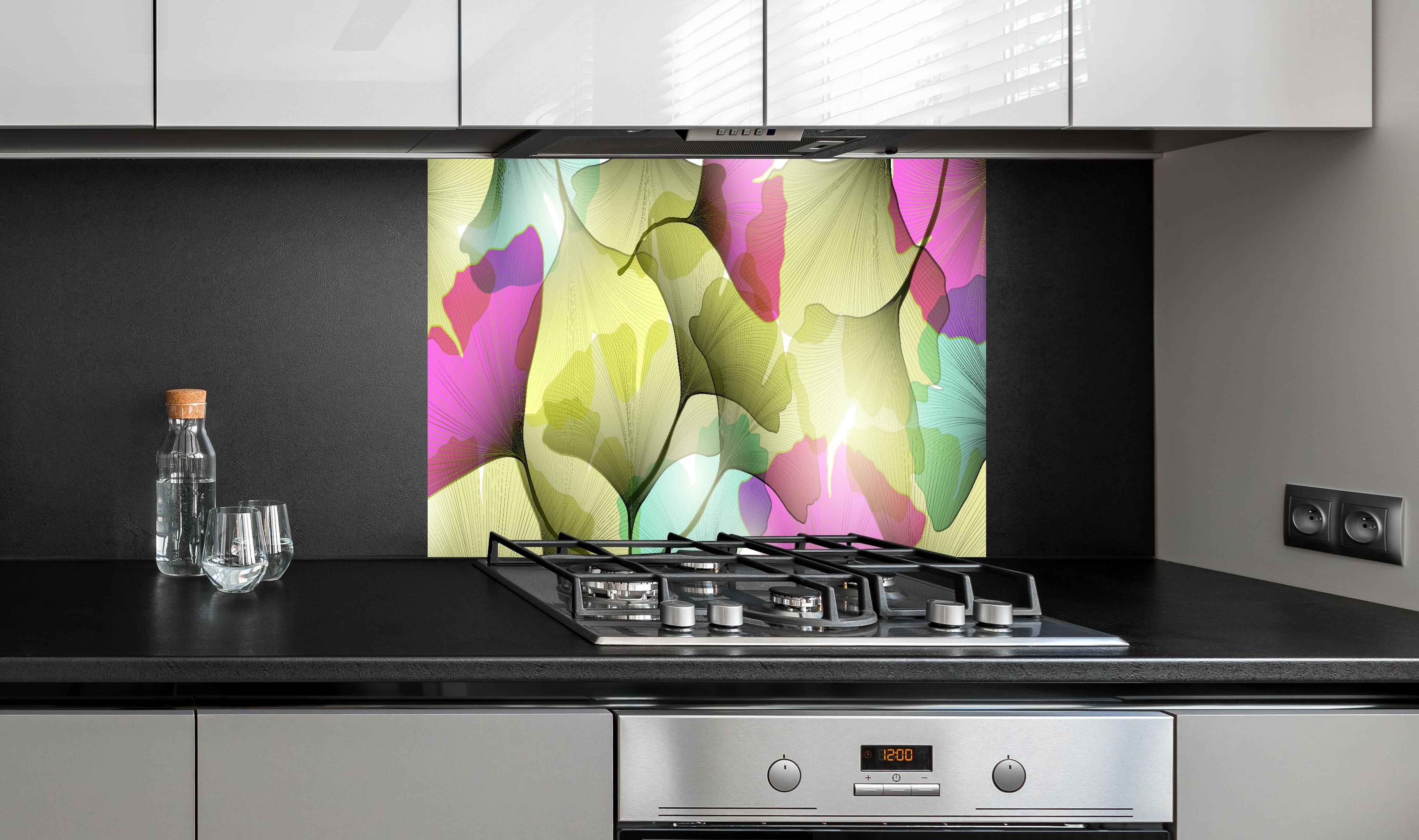 Spritzschutz - Farbenfrohe Ginkgo Blätter Kunst-Design hinter einem Cerankochfeld zwischen Holz-Kochutensilien
