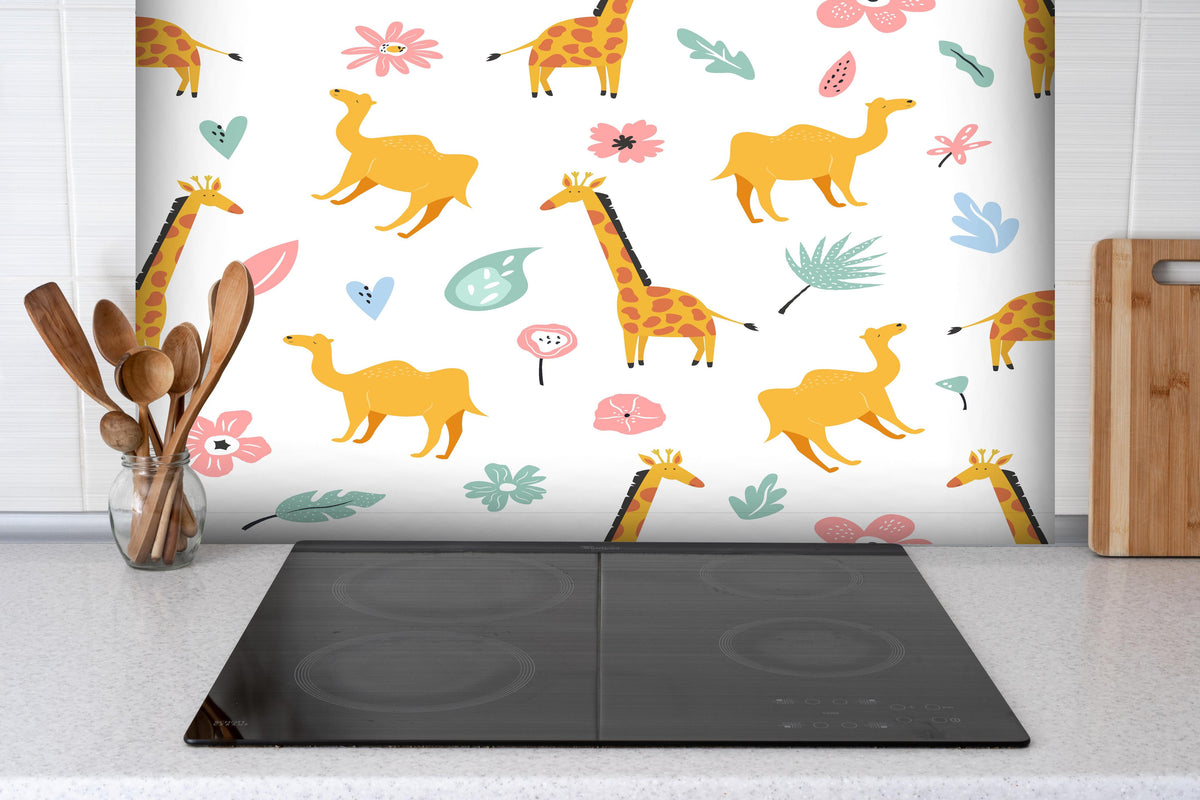 Spritzschutz - Farbenfrohe Giraffenmuster Kinderzimmer Tapete hinter einem Cerankochfeld zwischen Holz-Kochutensilien

