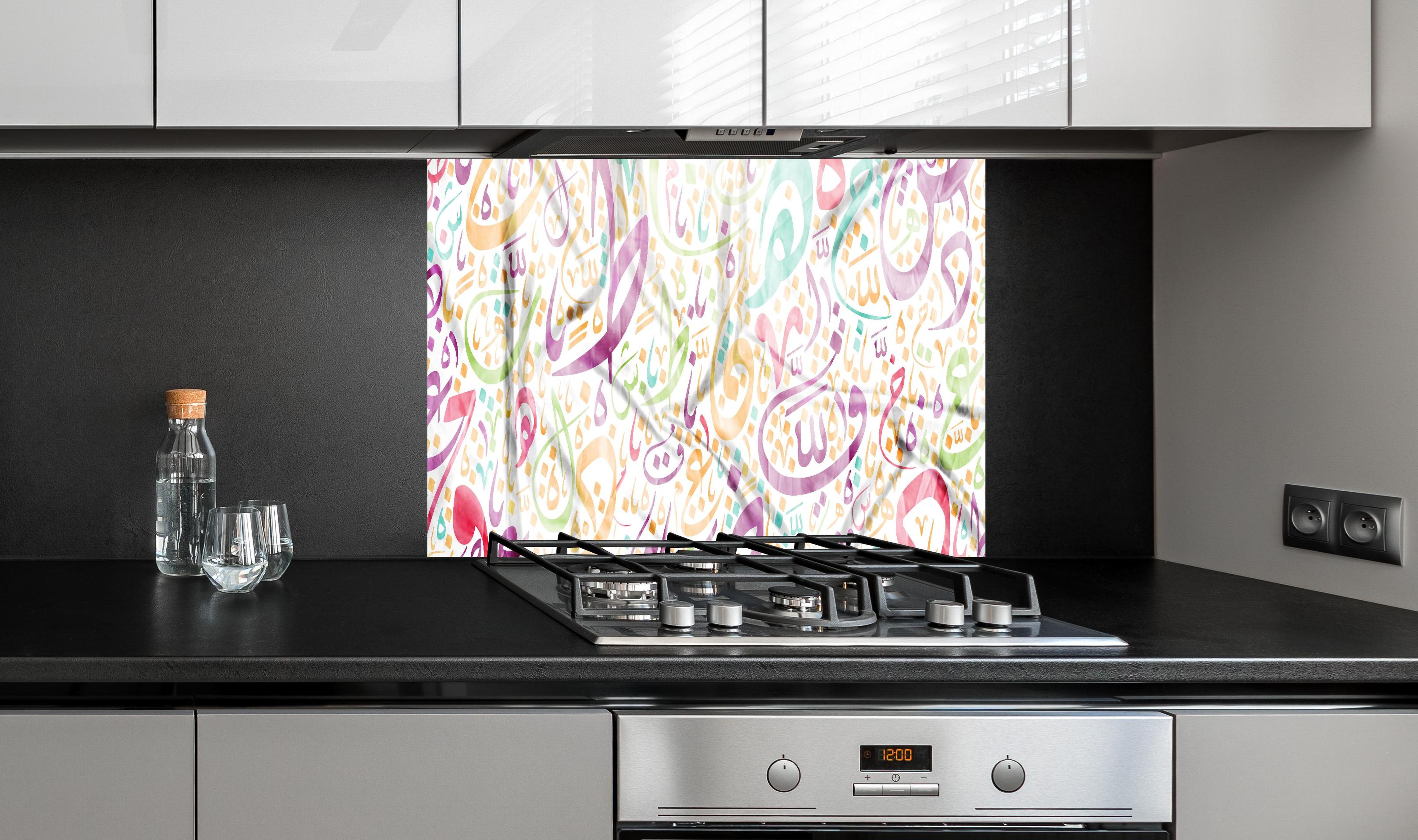 Spritzschutz - Farbenfrohe Kalligraphie Muster Aquarell hinter einem Cerankochfeld zwischen Holz-Kochutensilien
