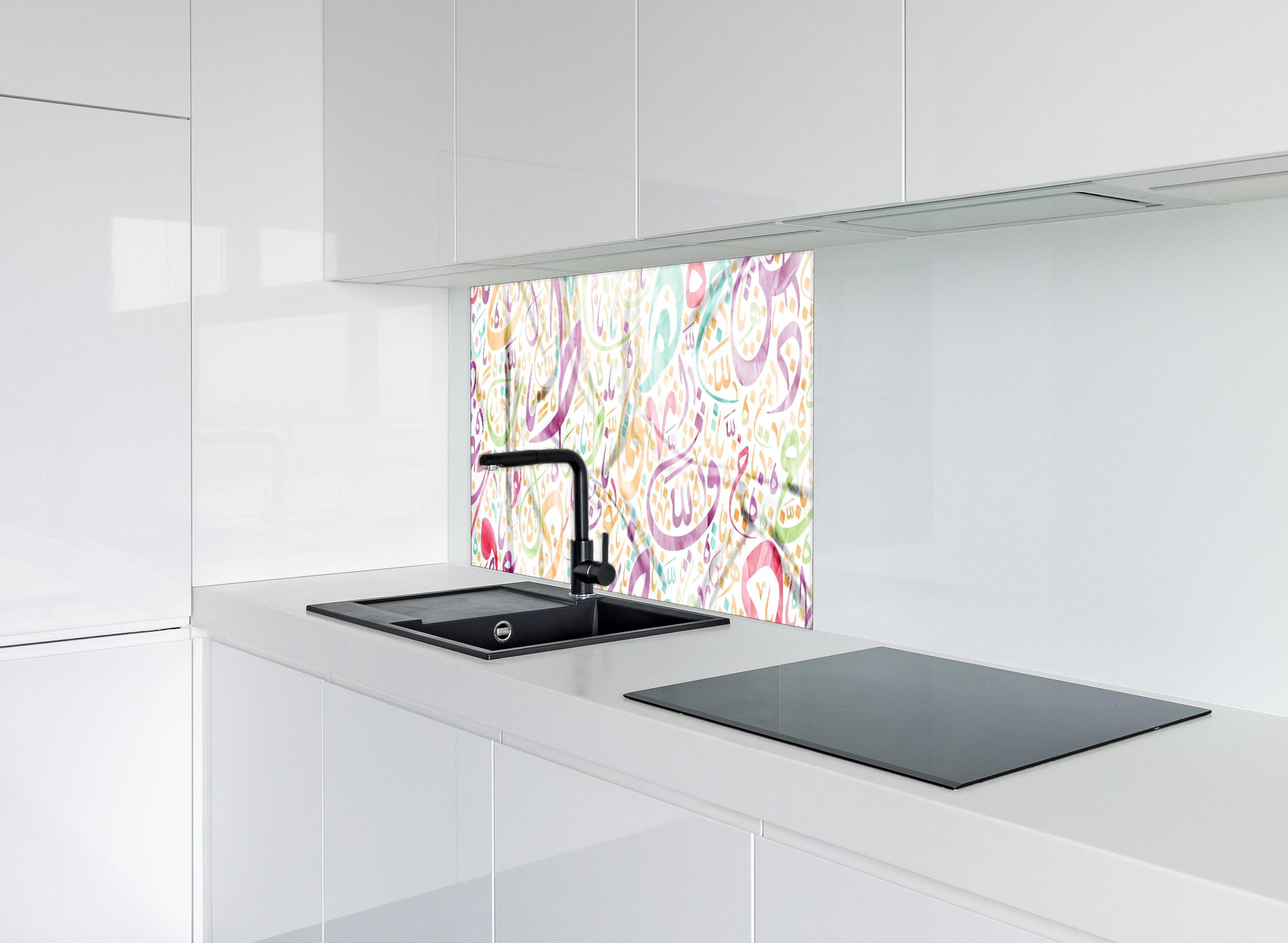 Spritzschutz - Farbenfrohe Kalligraphie Muster Aquarell hinter einem Cerankochfeld zwischen Holz-Kochutensilien
