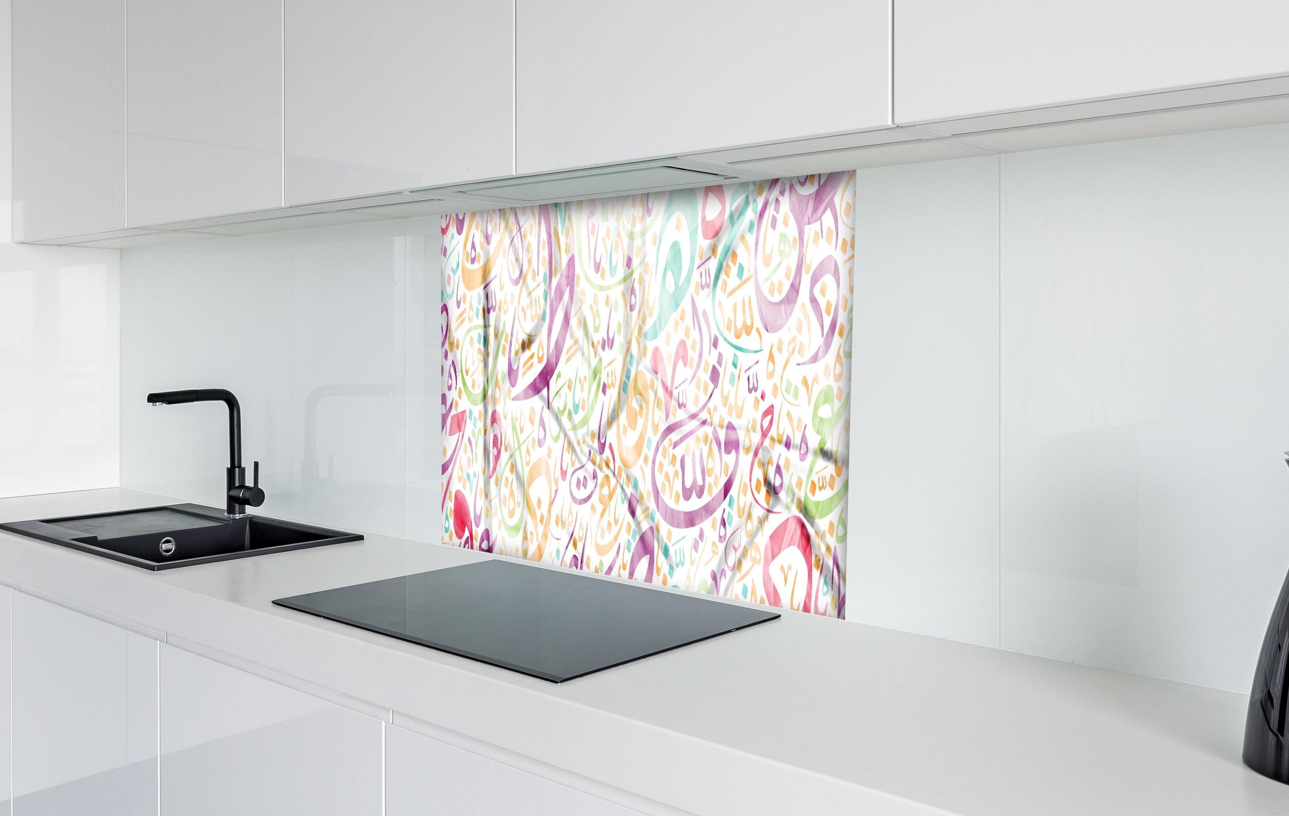 Spritzschutz - Farbenfrohe Kalligraphie Muster Aquarell hinter einem Cerankochfeld zwischen Holz-Kochutensilien
