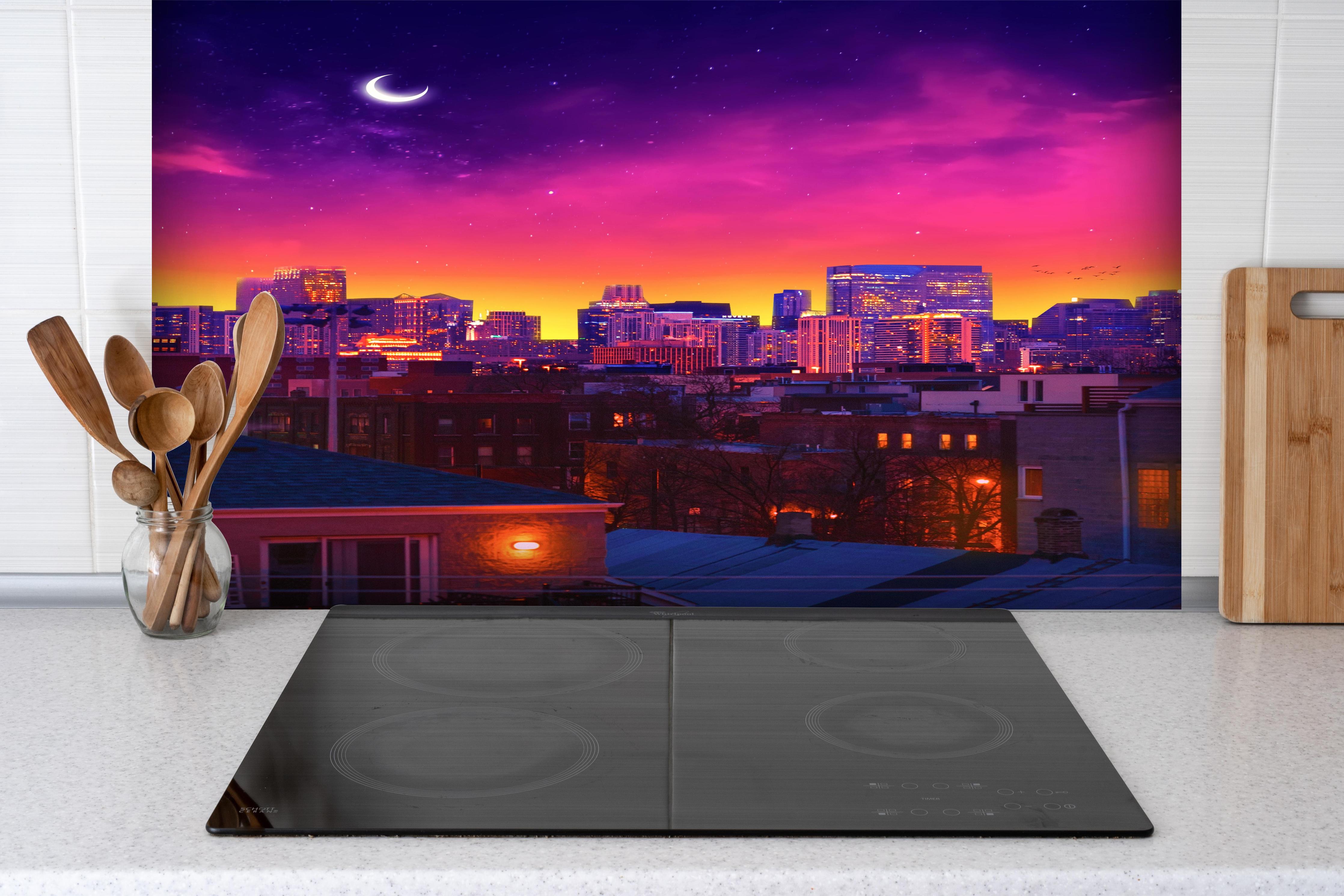 Spritzschutz - Farbenfrohe Nachtszene Chicago Sternenhimmel hinter einem Cerankochfeld zwischen Holz-Kochutensilien
