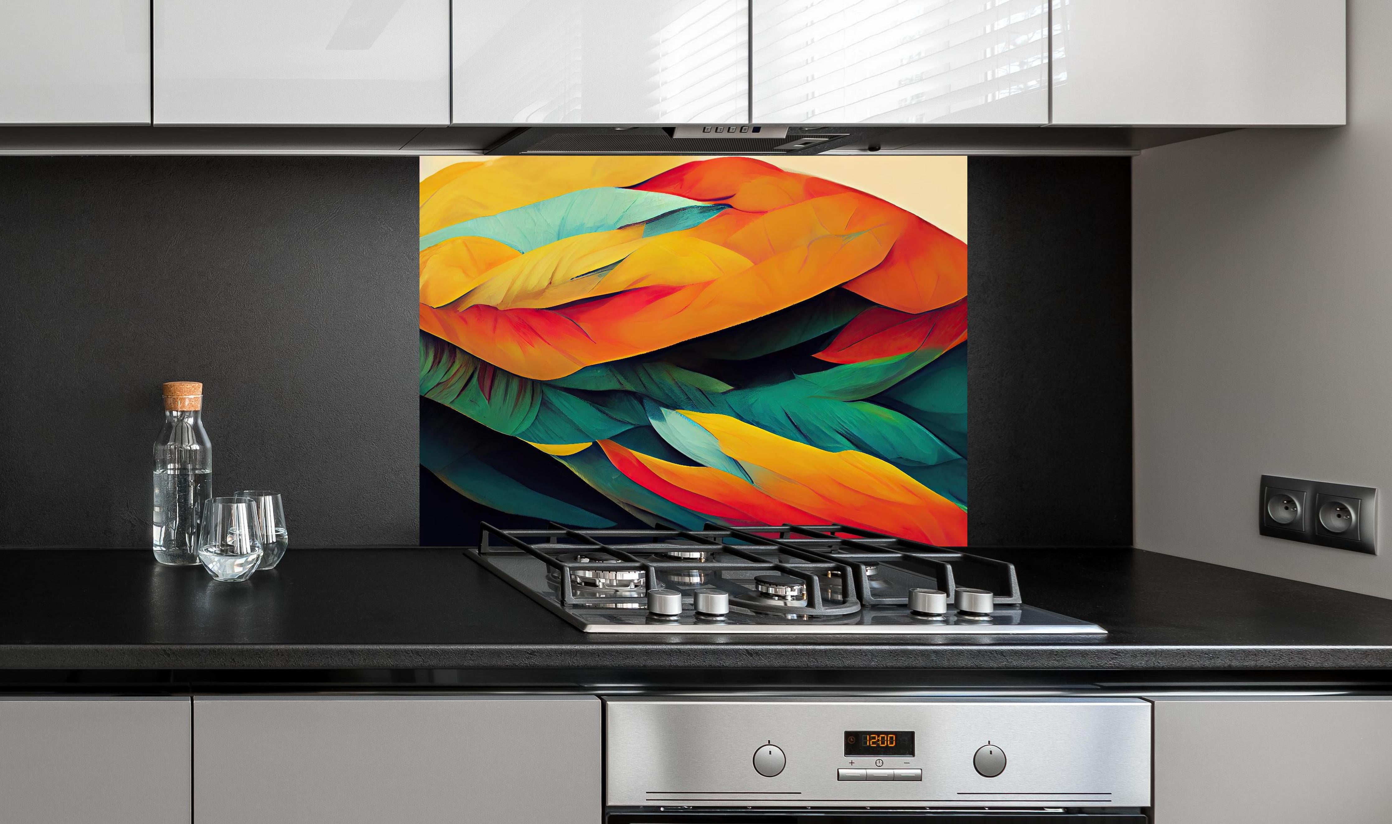 Spritzschutz - Farbenfrohe Neon Federstruktur Abstrakt hinter einem Cerankochfeld zwischen Holz-Kochutensilien
