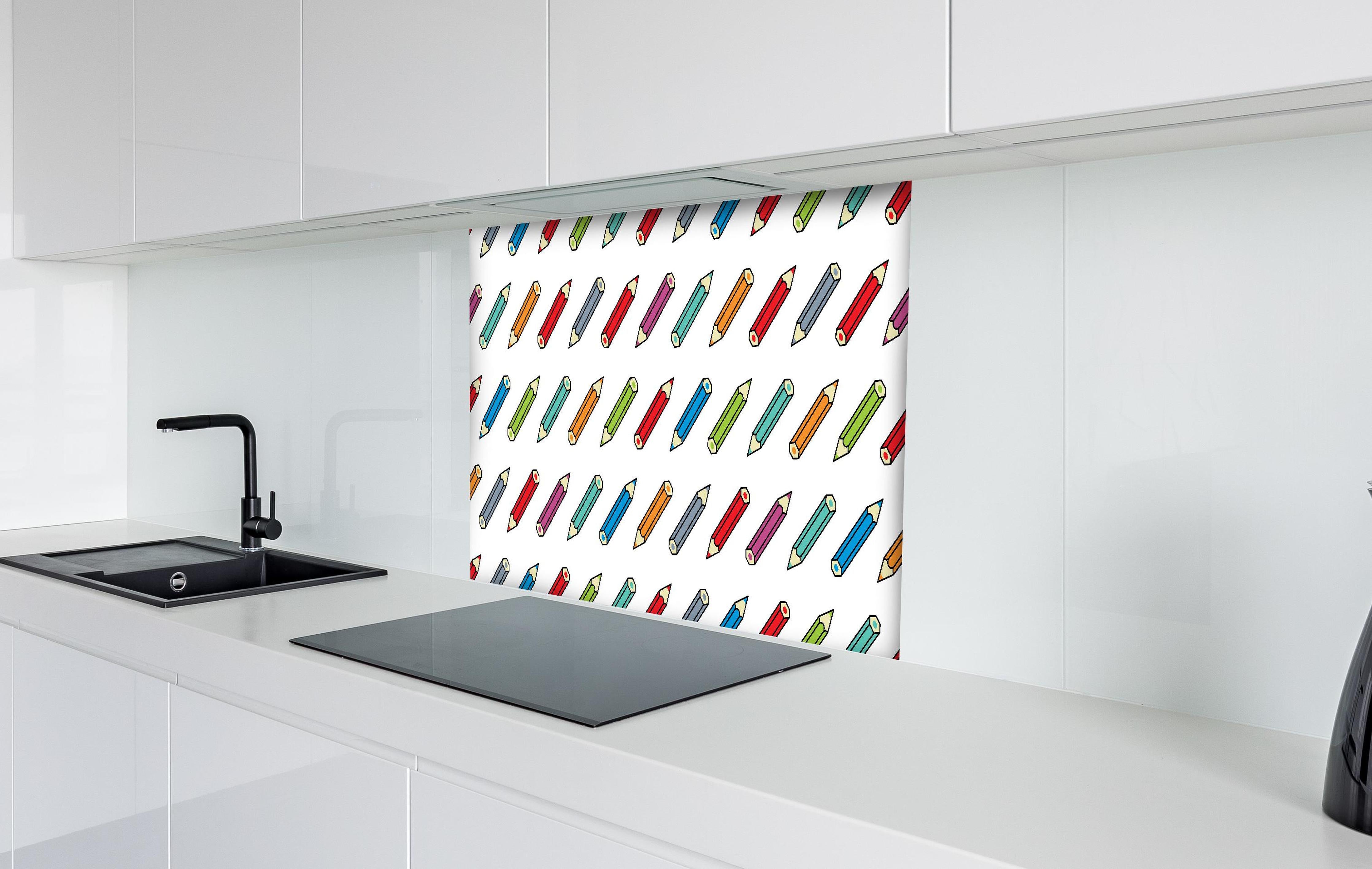 Spritzschutz - Farbenfrohe Schreibwaren Grafikmuster hinter einem Cerankochfeld zwischen Holz-Kochutensilien
