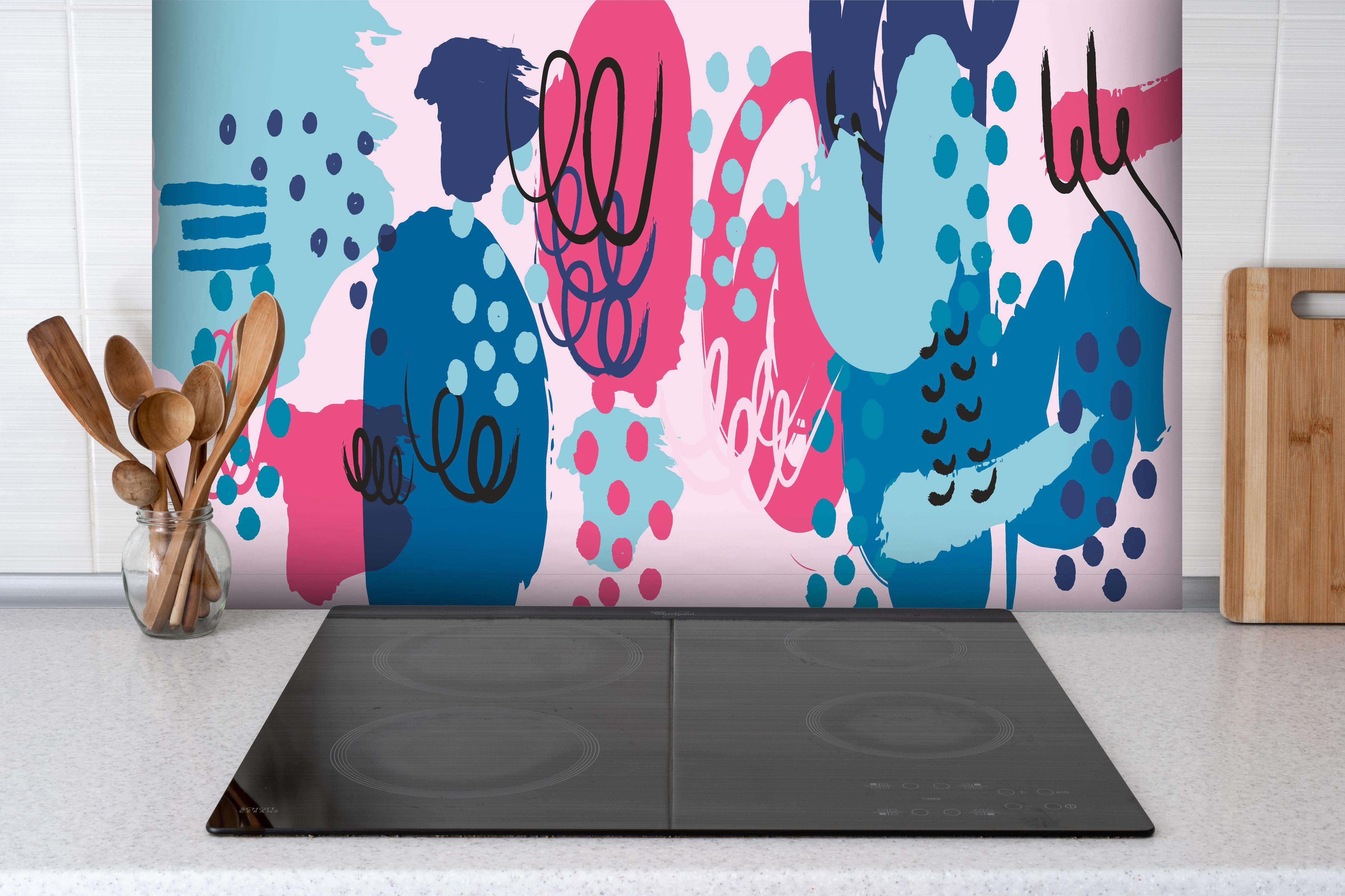 Spritzschutz - Farbenfrohe abstrakte Kunst Grafik Muster hinter einem Cerankochfeld zwischen Holz-Kochutensilien
