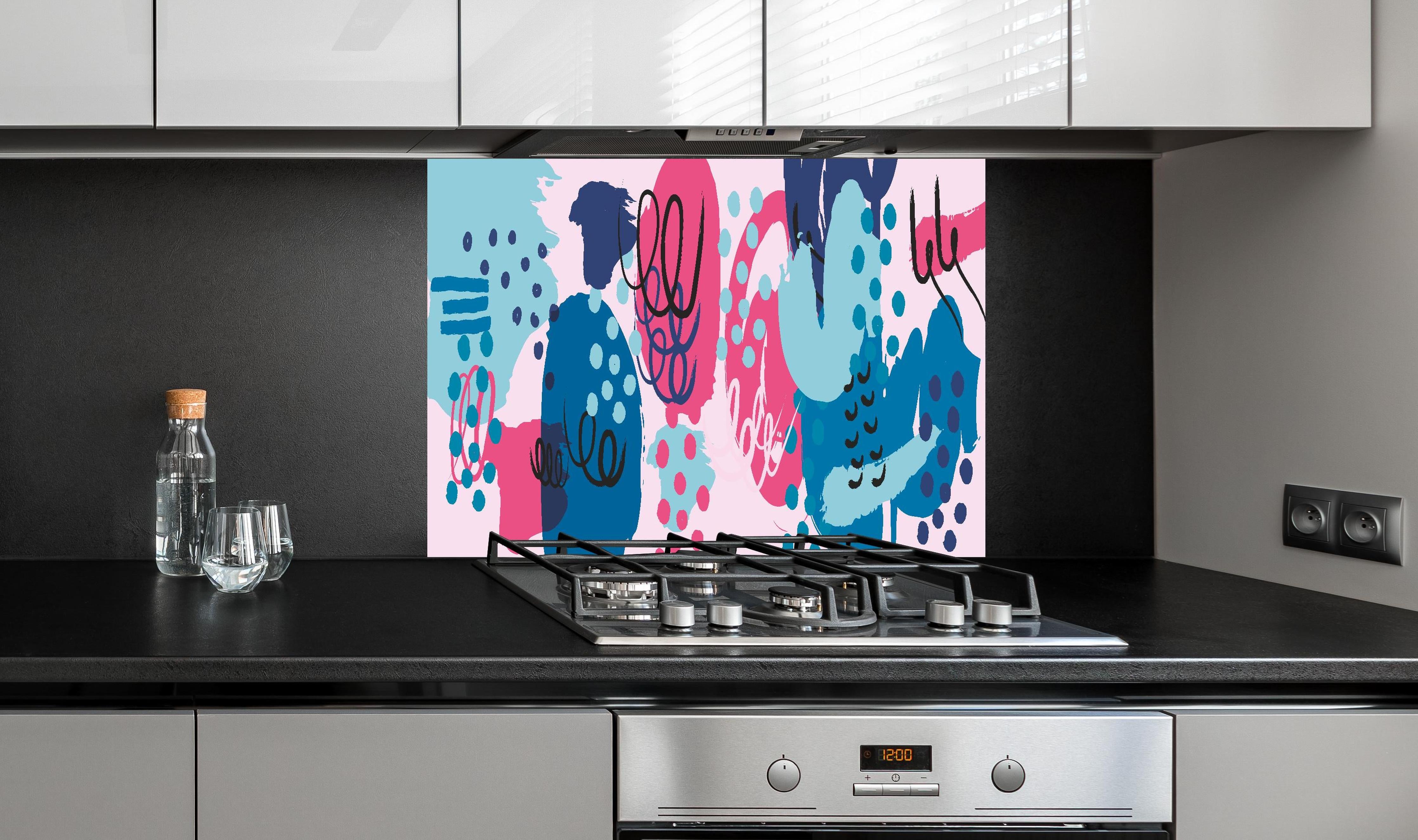 Spritzschutz - Farbenfrohe abstrakte Kunst Grafik Muster hinter einem Cerankochfeld zwischen Holz-Kochutensilien
