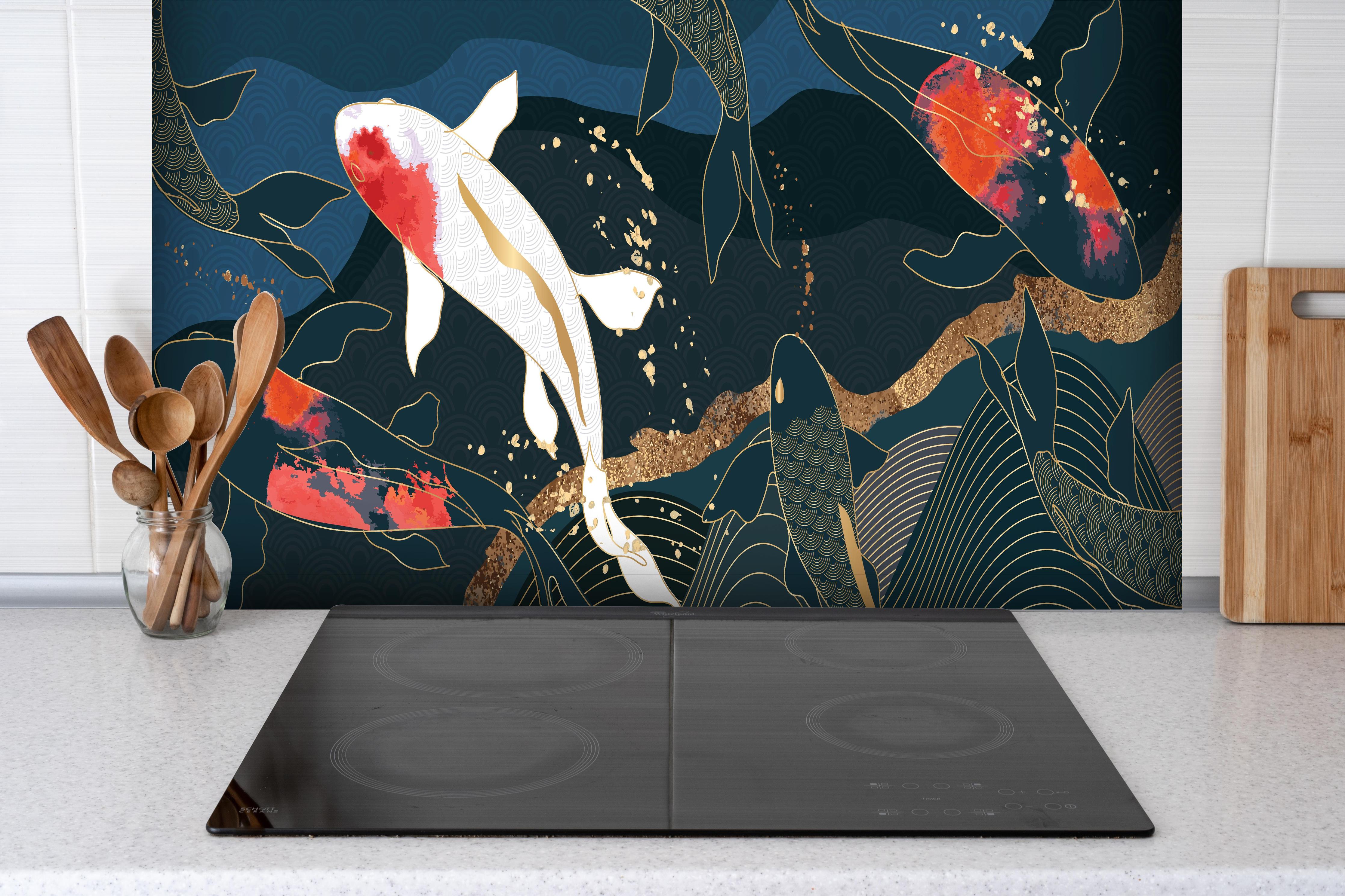 Spritzschutz - Farbenfroher Koi-Karpfen Illustrationsdruck hinter einem Cerankochfeld zwischen Holz-Kochutensilien
