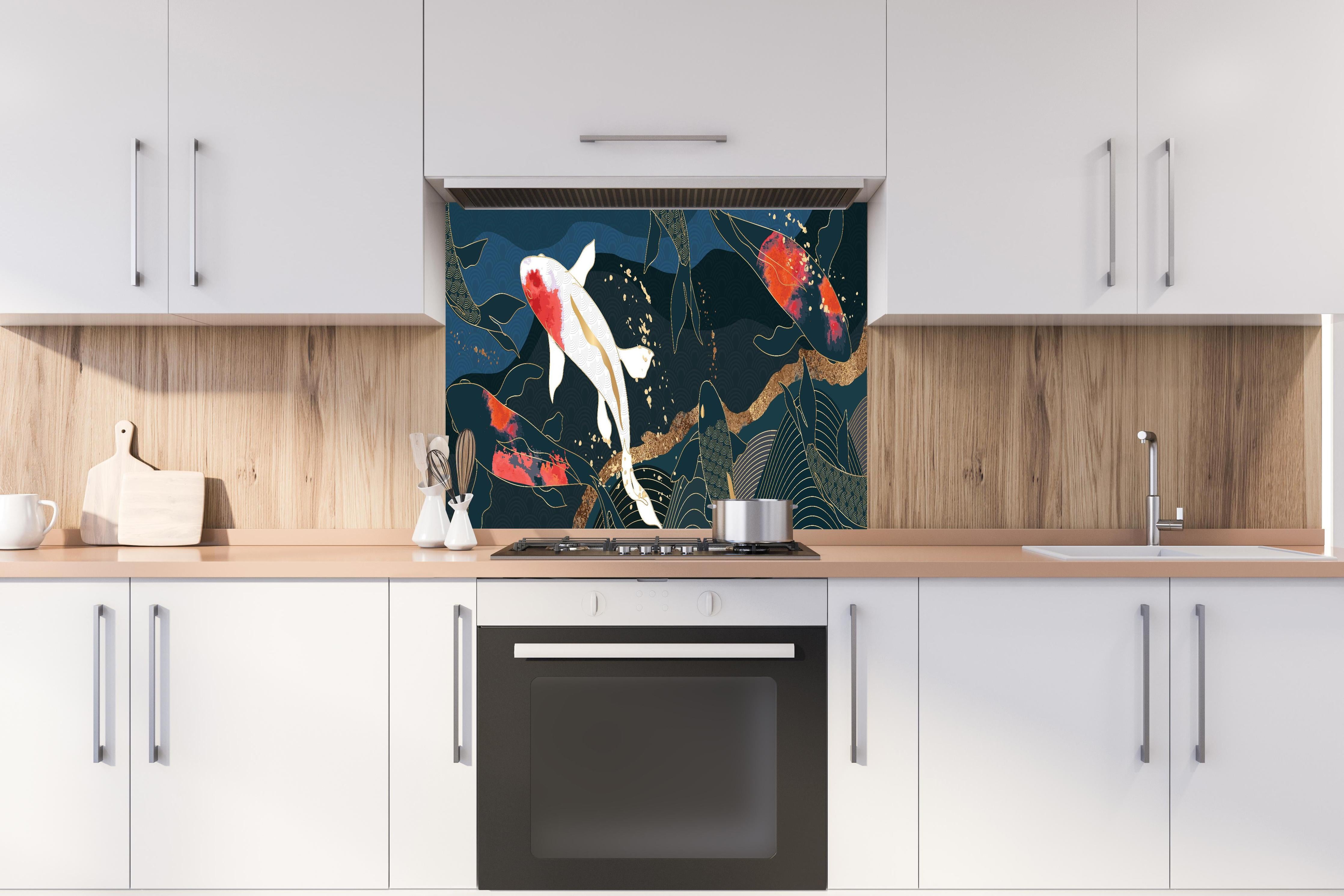 Spritzschutz - Farbenfroher Koi-Karpfen Illustrationsdruck hinter einem Cerankochfeld zwischen Holz-Kochutensilien
