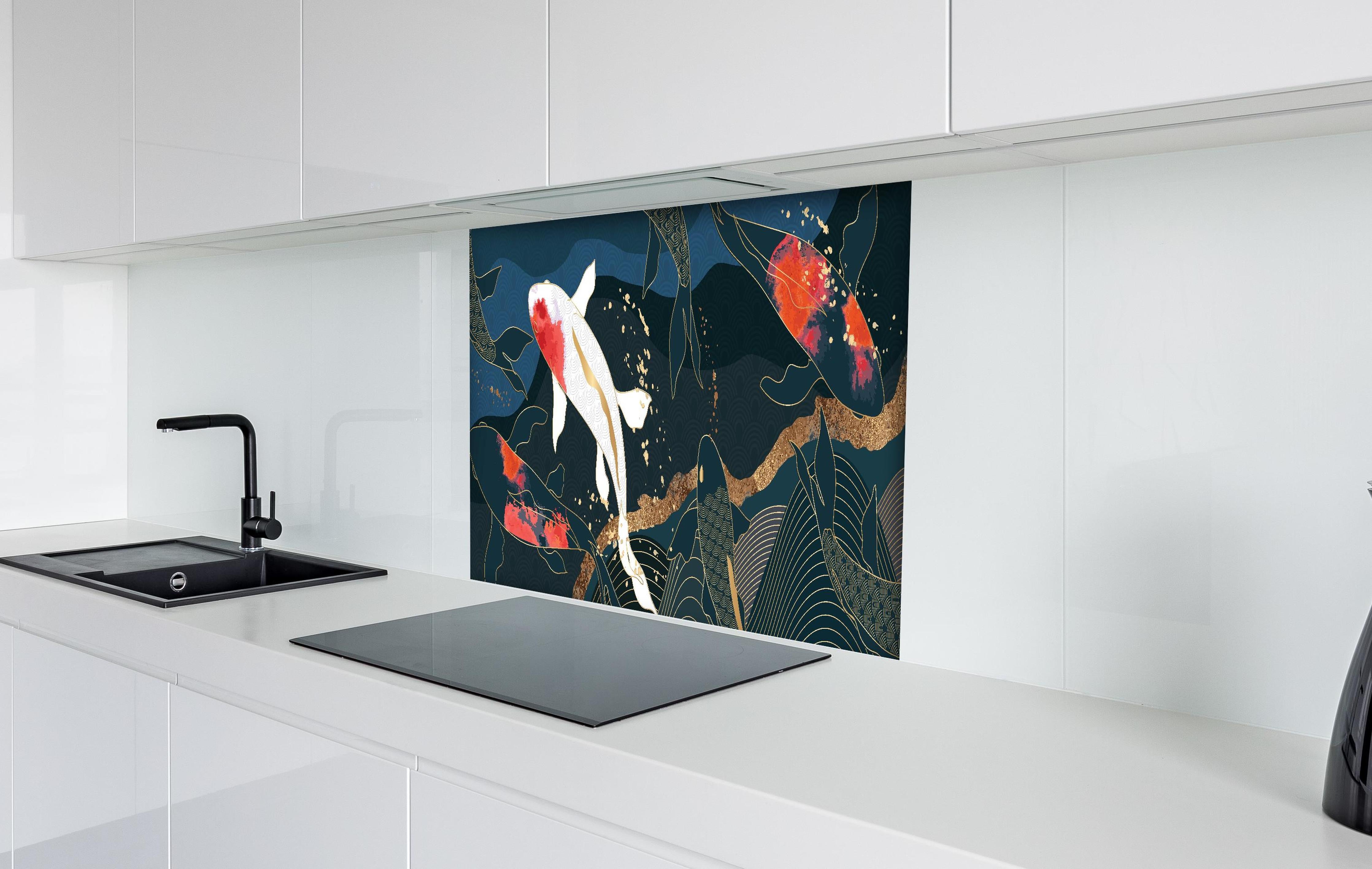 Spritzschutz - Farbenfroher Koi-Karpfen Illustrationsdruck hinter einem Cerankochfeld zwischen Holz-Kochutensilien
