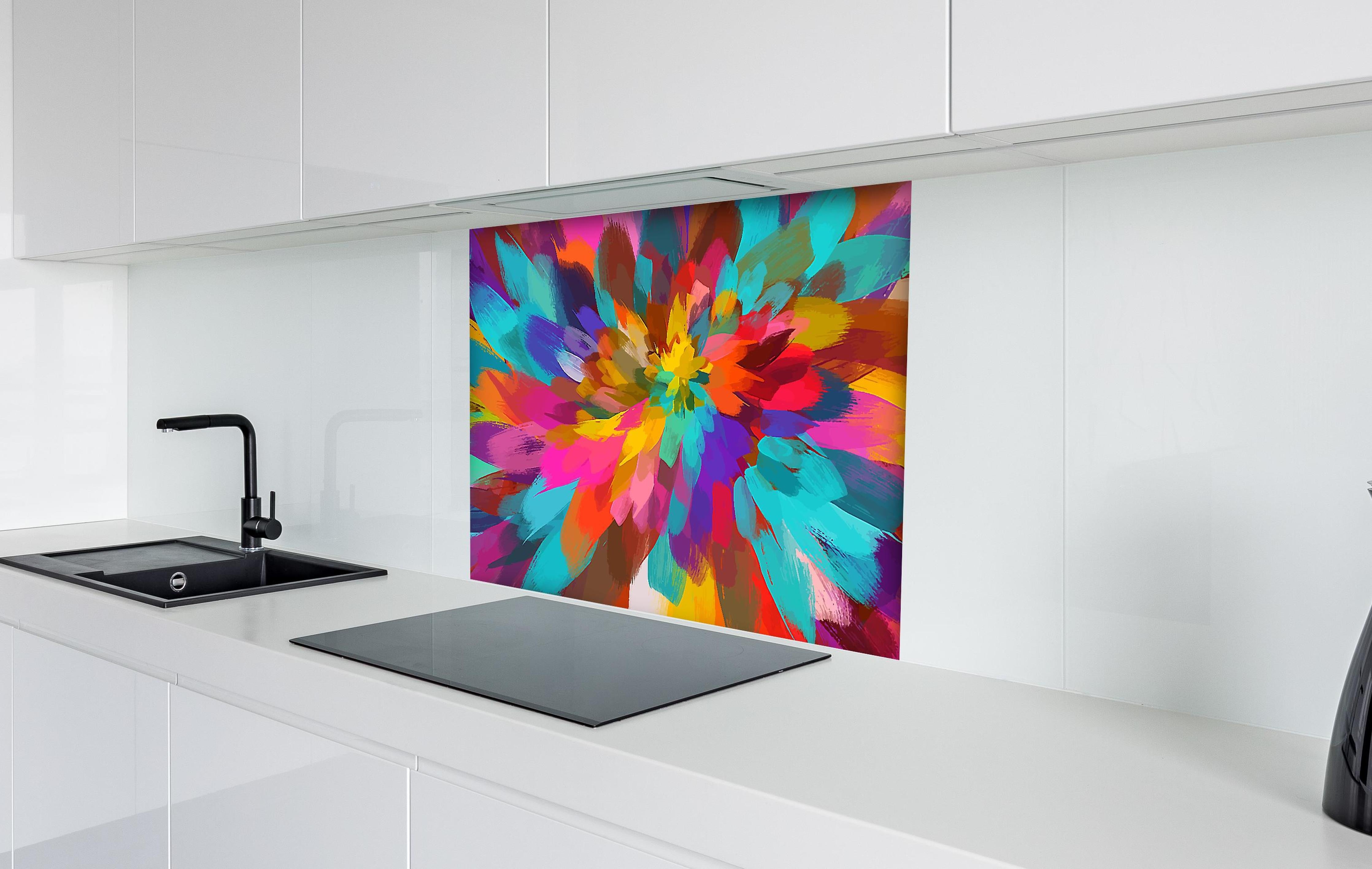 Spritzschutz - Farbenfrohes Abstrakt Blumenkunstwerk hinter einem Cerankochfeld zwischen Holz-Kochutensilien
