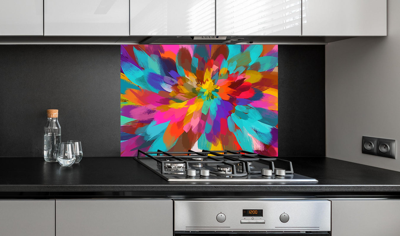Spritzschutz - Farbenfrohes Abstrakt Gemälde Blume hinter einem Cerankochfeld zwischen Holz-Kochutensilien
