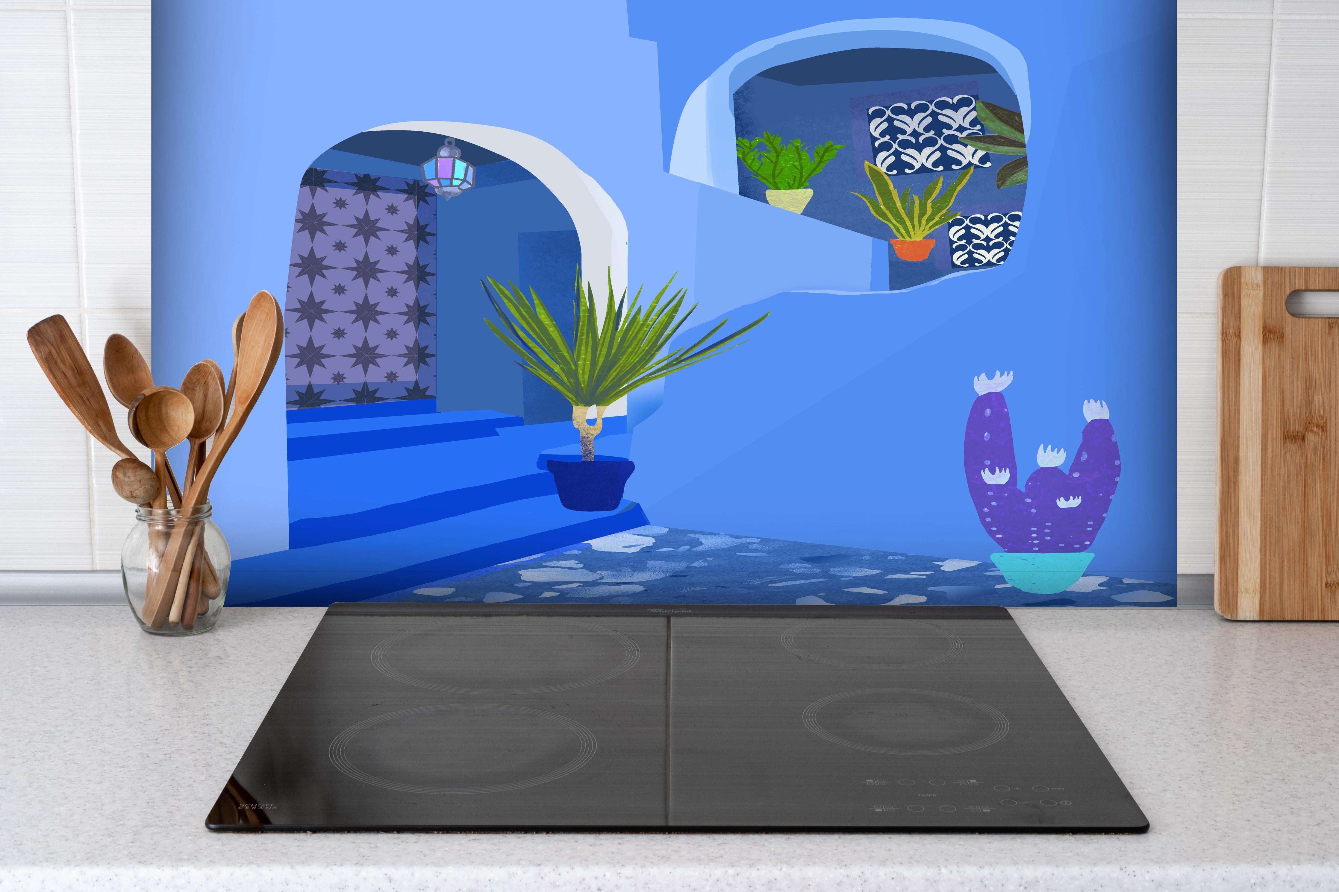 Spritzschutz - Farbenfrohes Architekturposter Marokko hinter einem Cerankochfeld zwischen Holz-Kochutensilien
