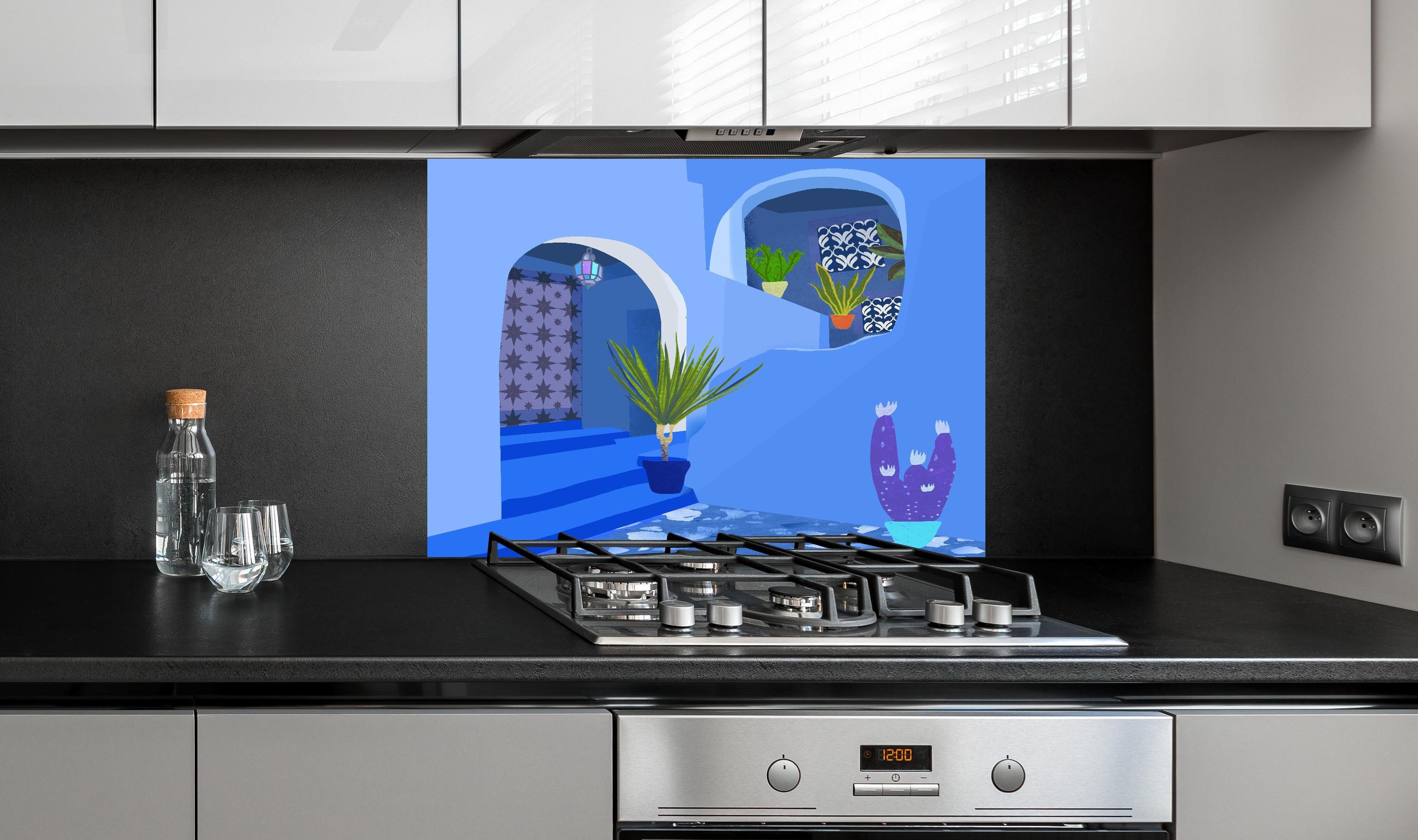 Spritzschutz - Farbenfrohes Architekturposter Marokko hinter einem Cerankochfeld zwischen Holz-Kochutensilien
