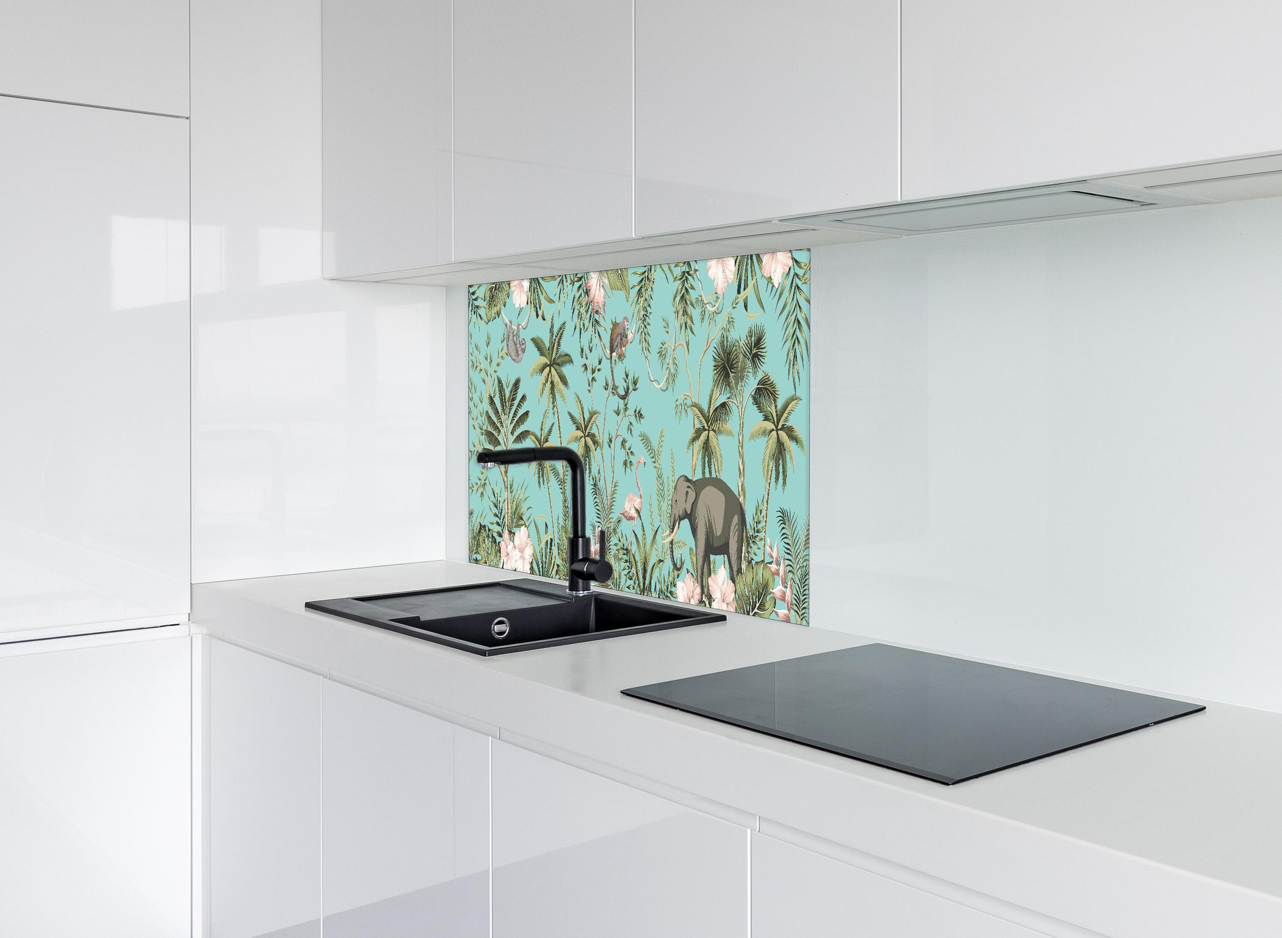 Spritzschutz - Farbenfrohes Dschungel-Muster auf Textil hinter einem Cerankochfeld zwischen Holz-Kochutensilien
