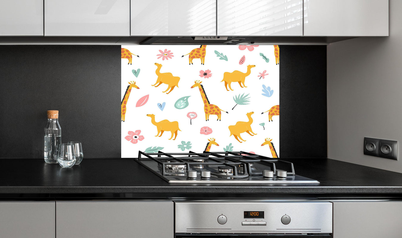 Spritzschutz - Farbenfrohes Giraffen-und-Blumen Musterdesign hinter einem Cerankochfeld zwischen Holz-Kochutensilien
