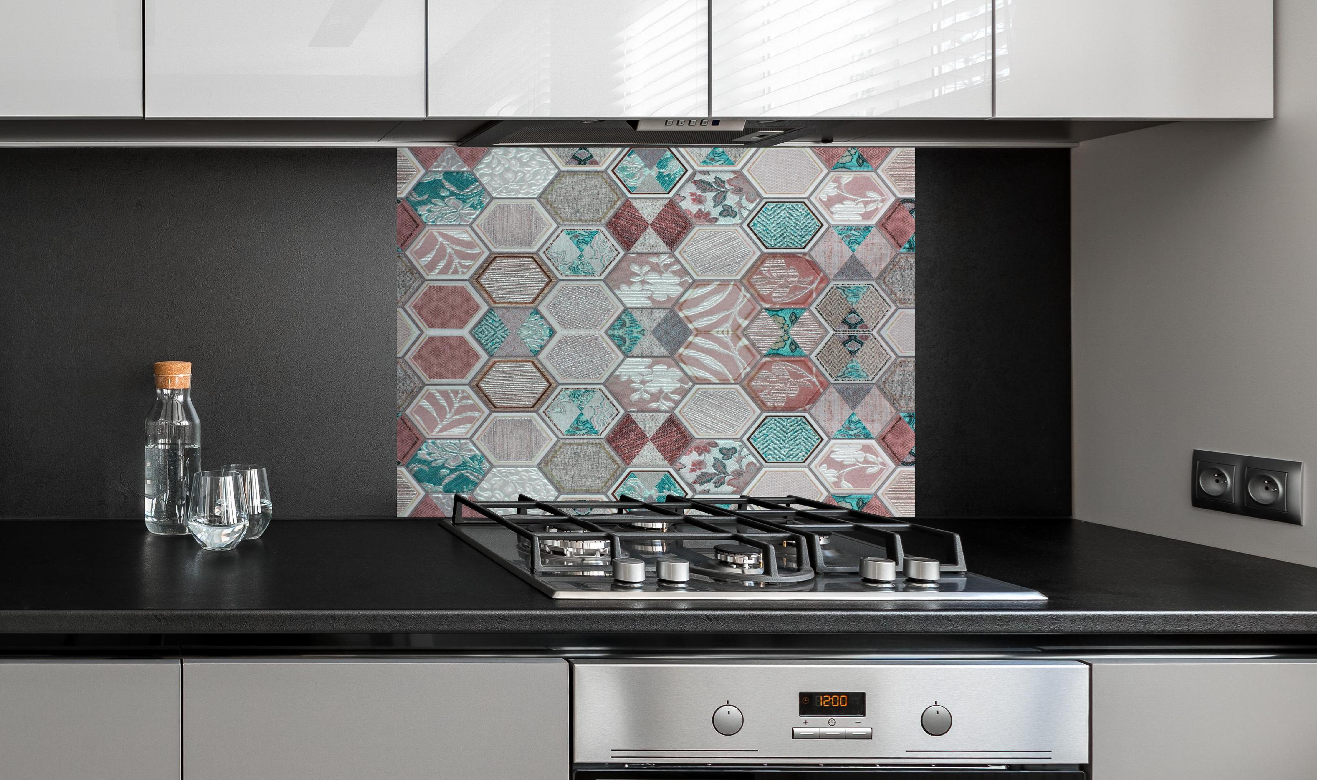 Spritzschutz - Farbenfrohes Hexagon Fliesenmosaik Design hinter einem Cerankochfeld zwischen Holz-Kochutensilien
