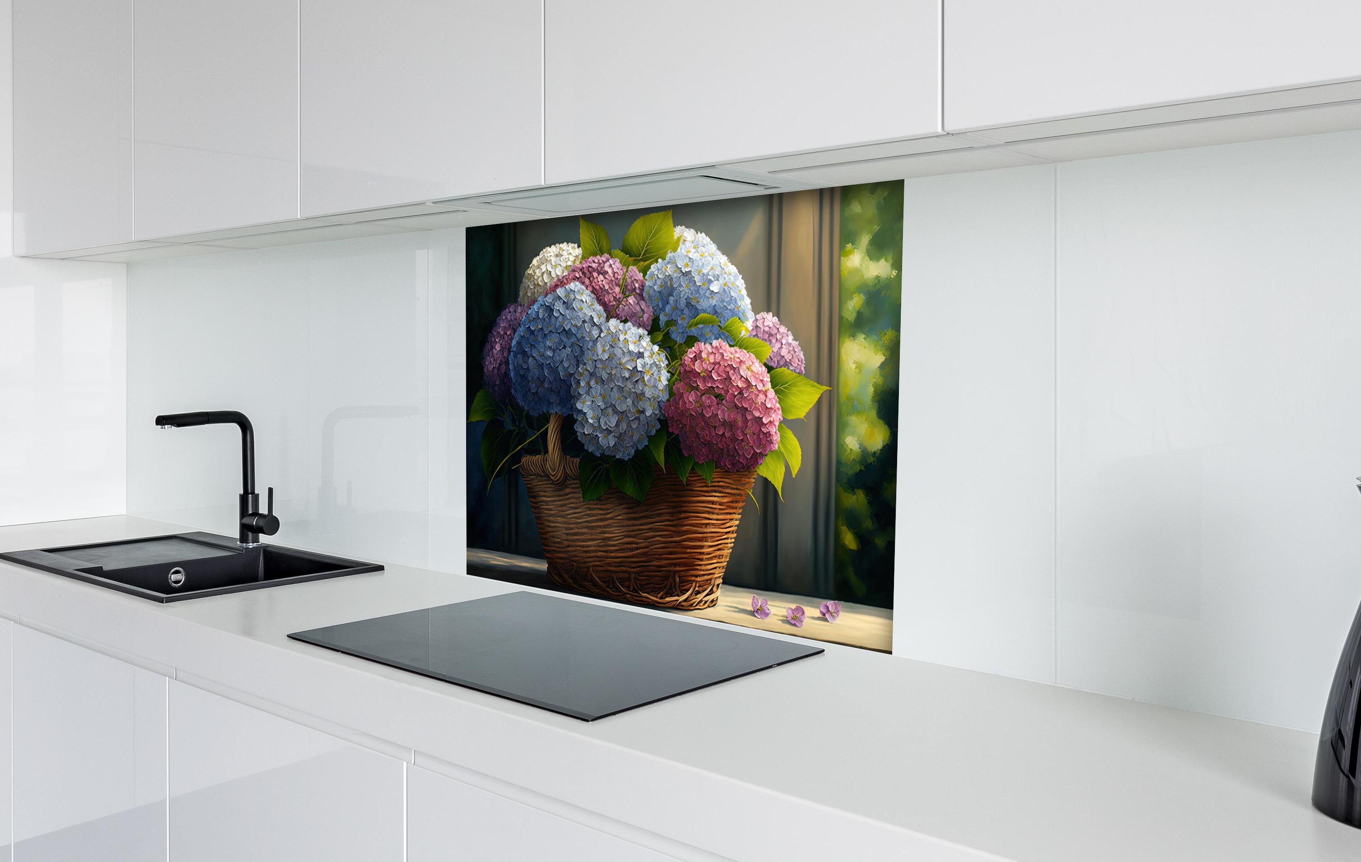 Spritzschutz - Farbenfrohes Hortensienbouquet in Korb hinter einem Cerankochfeld zwischen Holz-Kochutensilien
