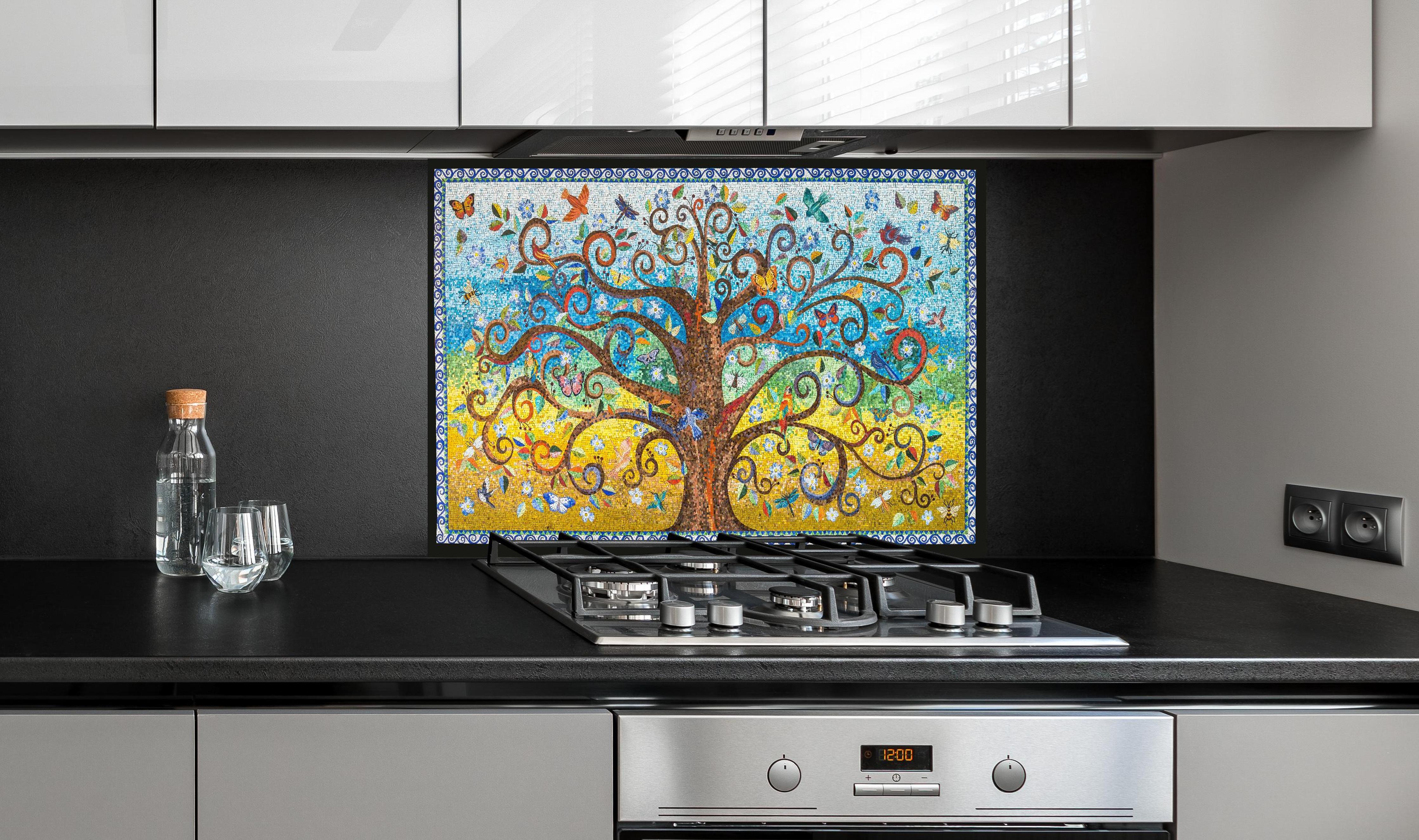 Spritzschutz - Farbenfrohes Mosaik Kunst Baum Motiv hinter einem Cerankochfeld zwischen Holz-Kochutensilien
