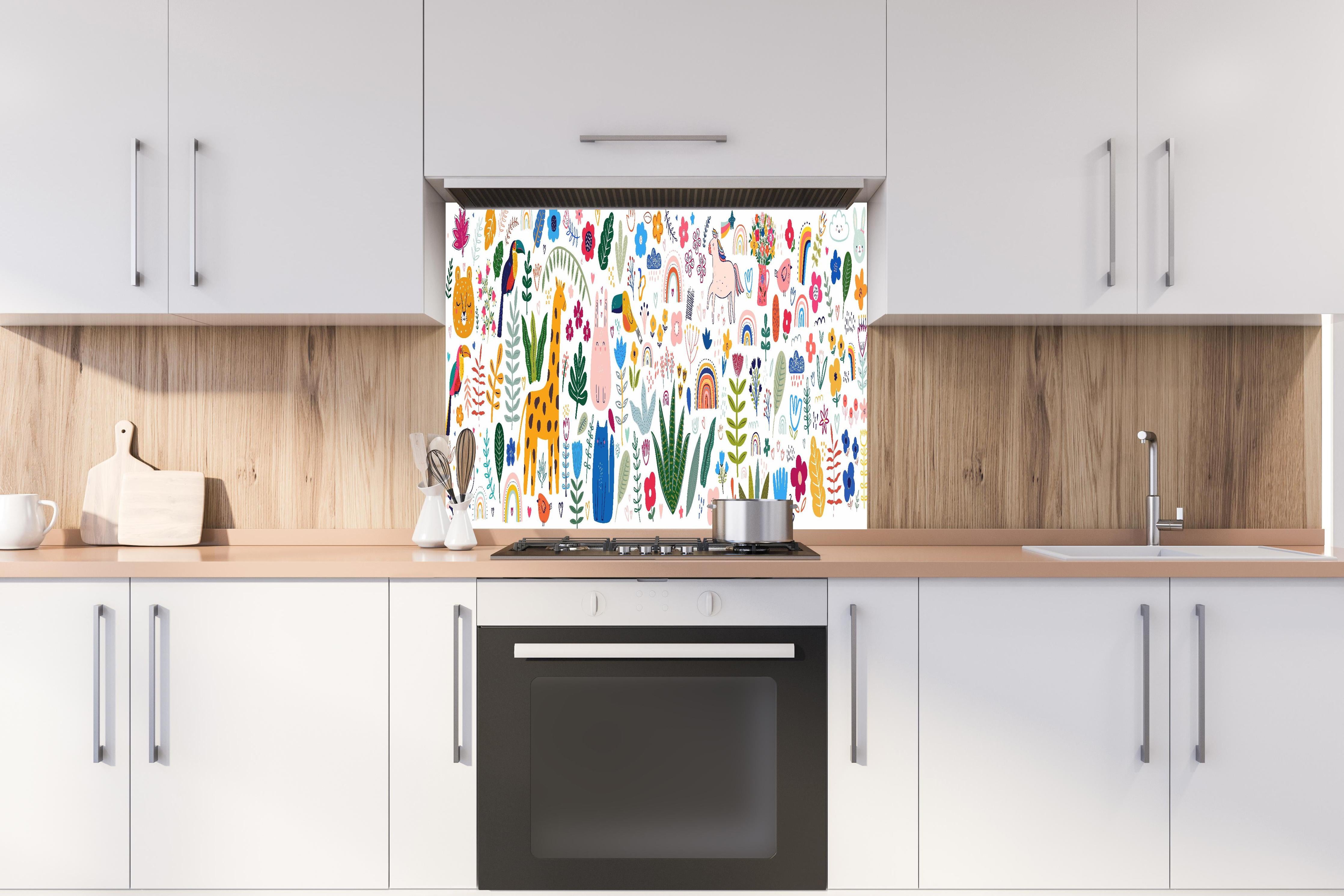 Spritzschutz - Farbenfrohes Muster mit Tieren und Pflanzen hinter einem Cerankochfeld zwischen Holz-Kochutensilien

