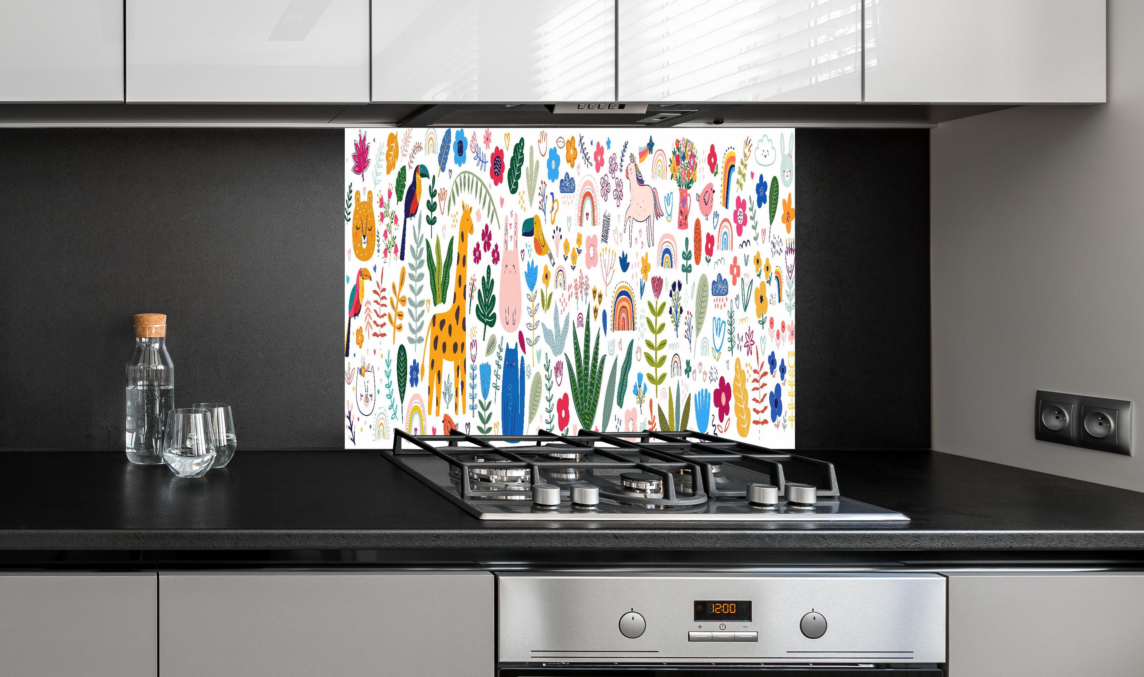 Spritzschutz - Farbenfrohes Muster mit Tieren und Pflanzen hinter einem Cerankochfeld zwischen Holz-Kochutensilien
