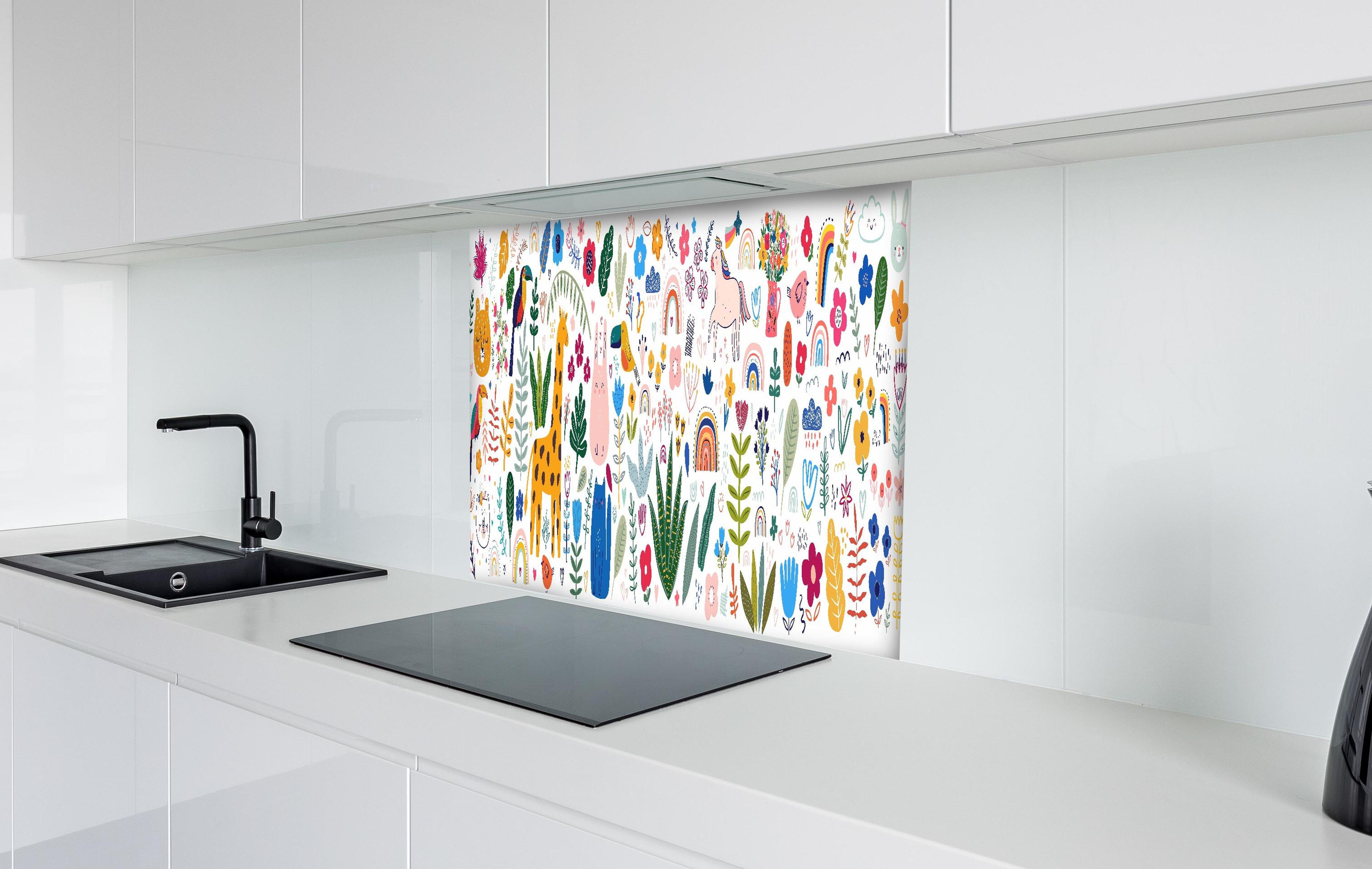 Spritzschutz - Farbenfrohes Muster mit Tieren und Pflanzen hinter einem Cerankochfeld zwischen Holz-Kochutensilien
