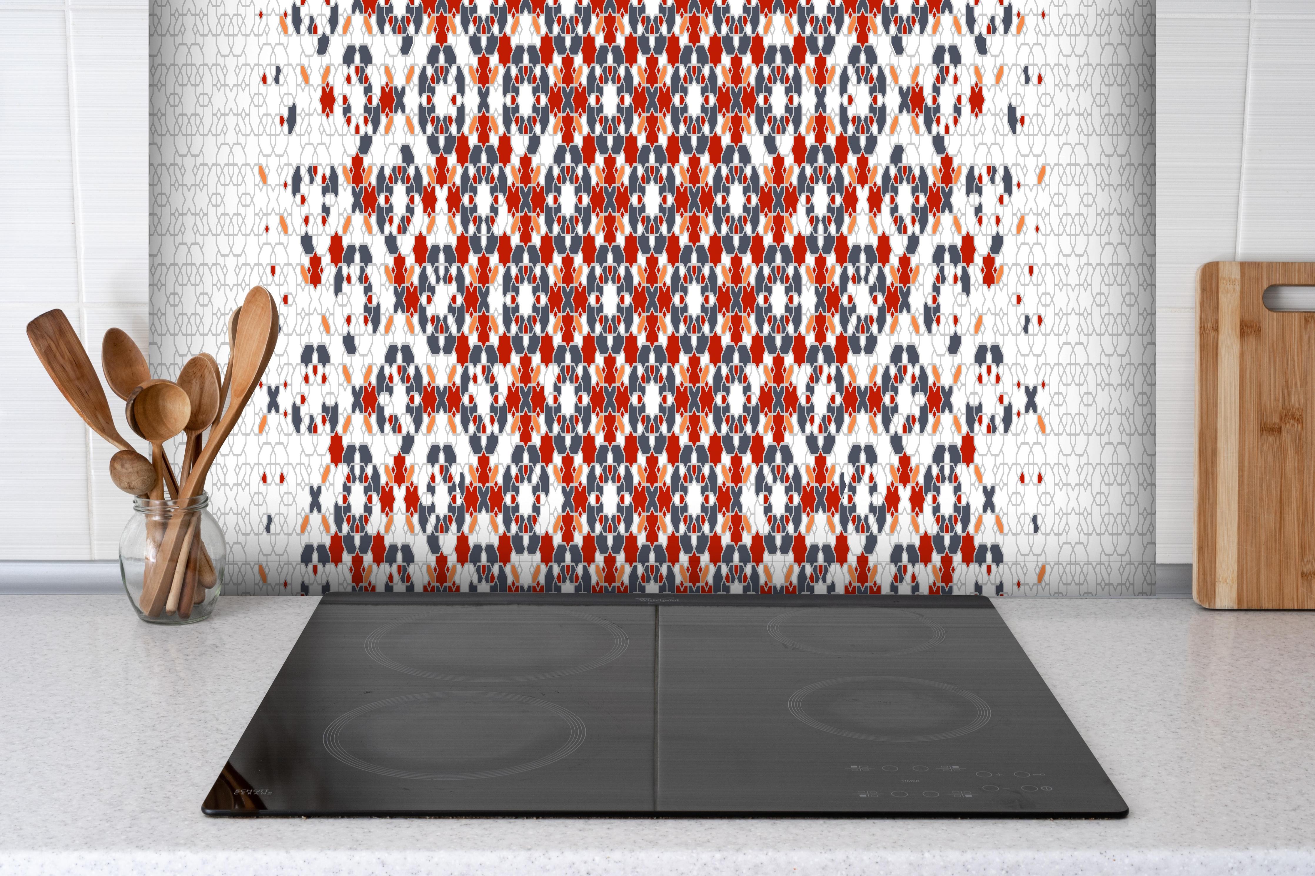 Spritzschutz - Farbenfrohes Rot-Weißes Abstrakt Design hinter einem Cerankochfeld zwischen Holz-Kochutensilien
