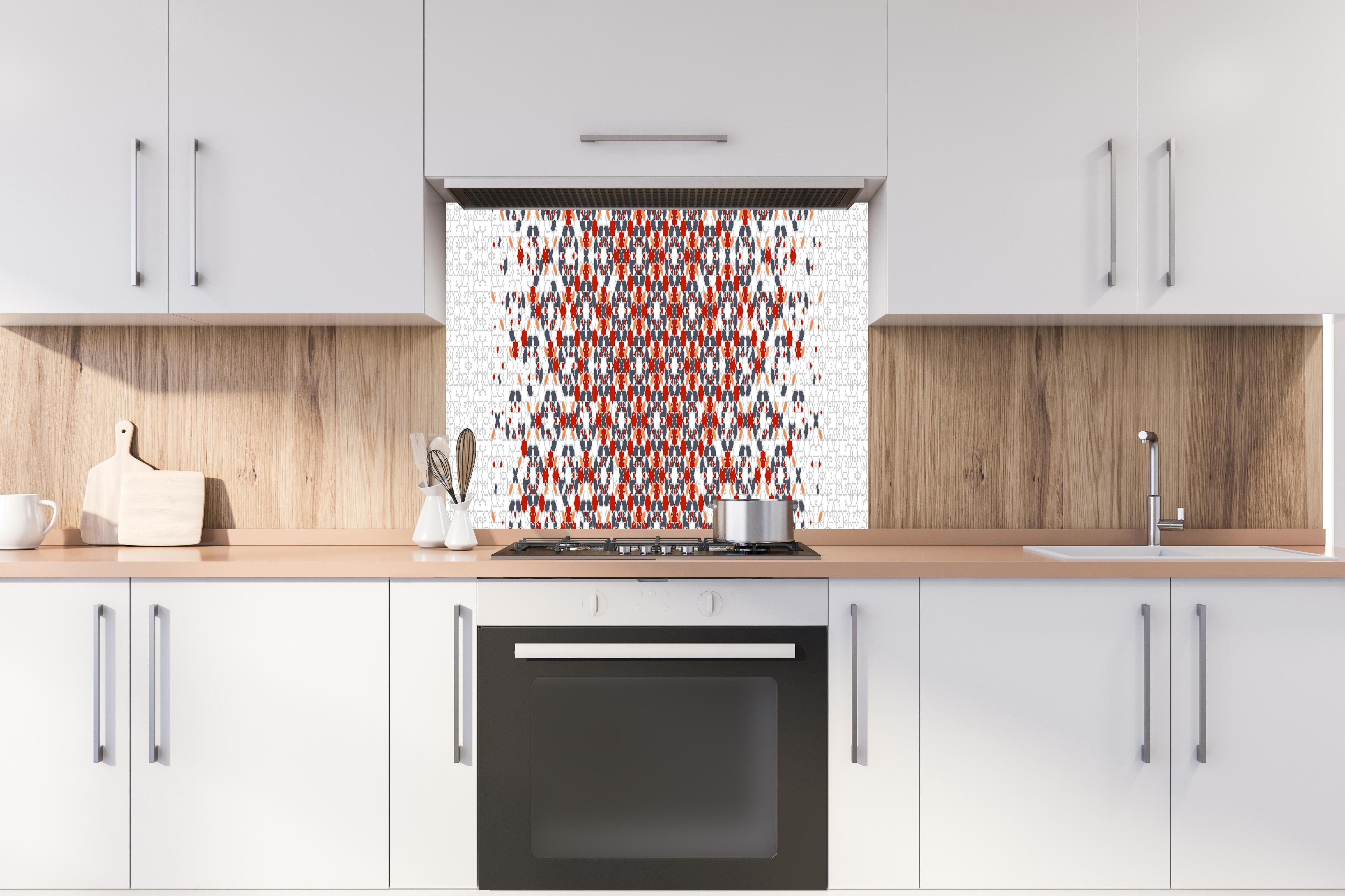 Spritzschutz - Farbenfrohes Rot-Weißes Abstrakt Design hinter einem Cerankochfeld zwischen Holz-Kochutensilien
