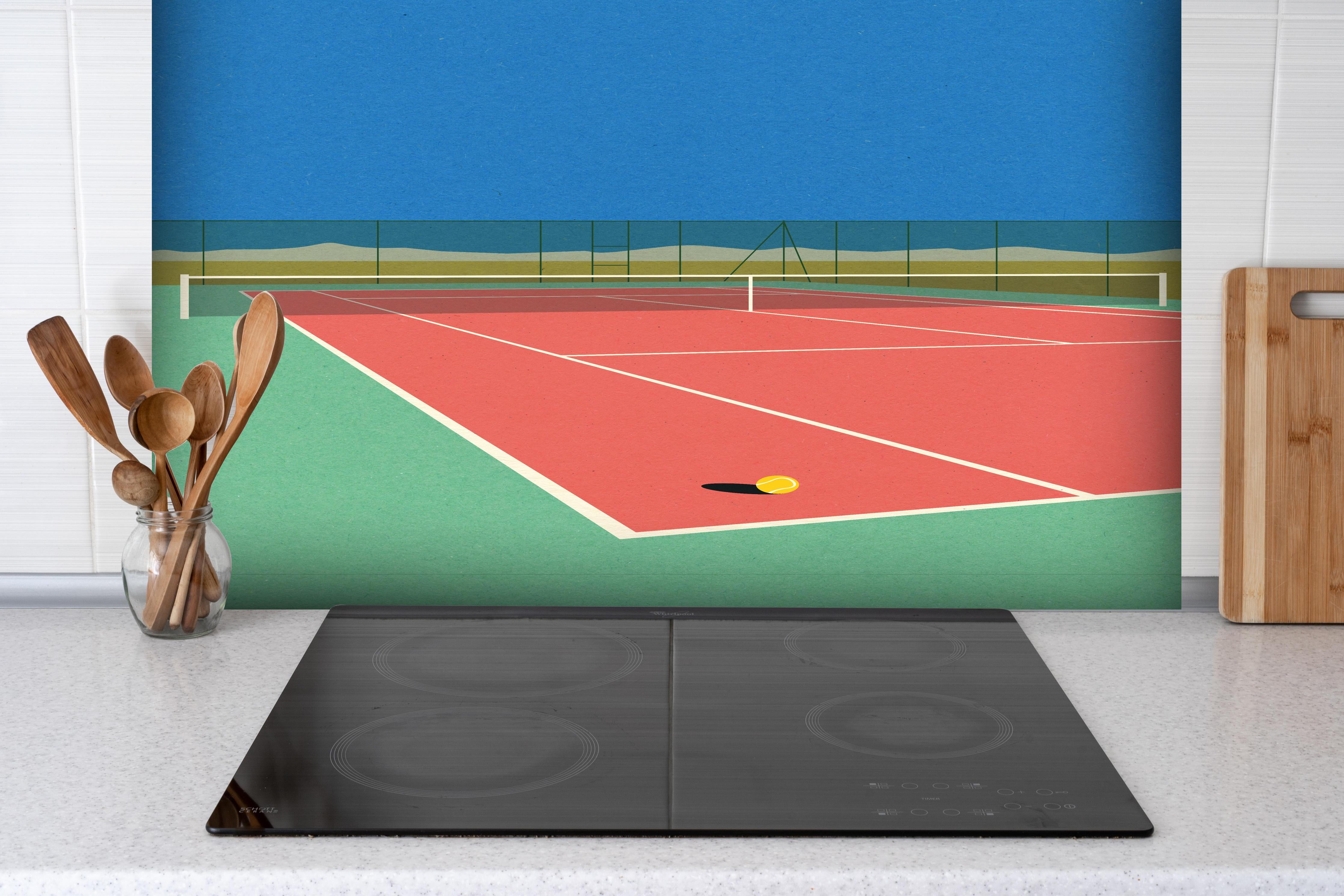 Spritzschutz - Farbenfrohes Tennisplatz Papierkunstwerk in Wüste hinter einem Cerankochfeld zwischen Holz-Kochutensilien
