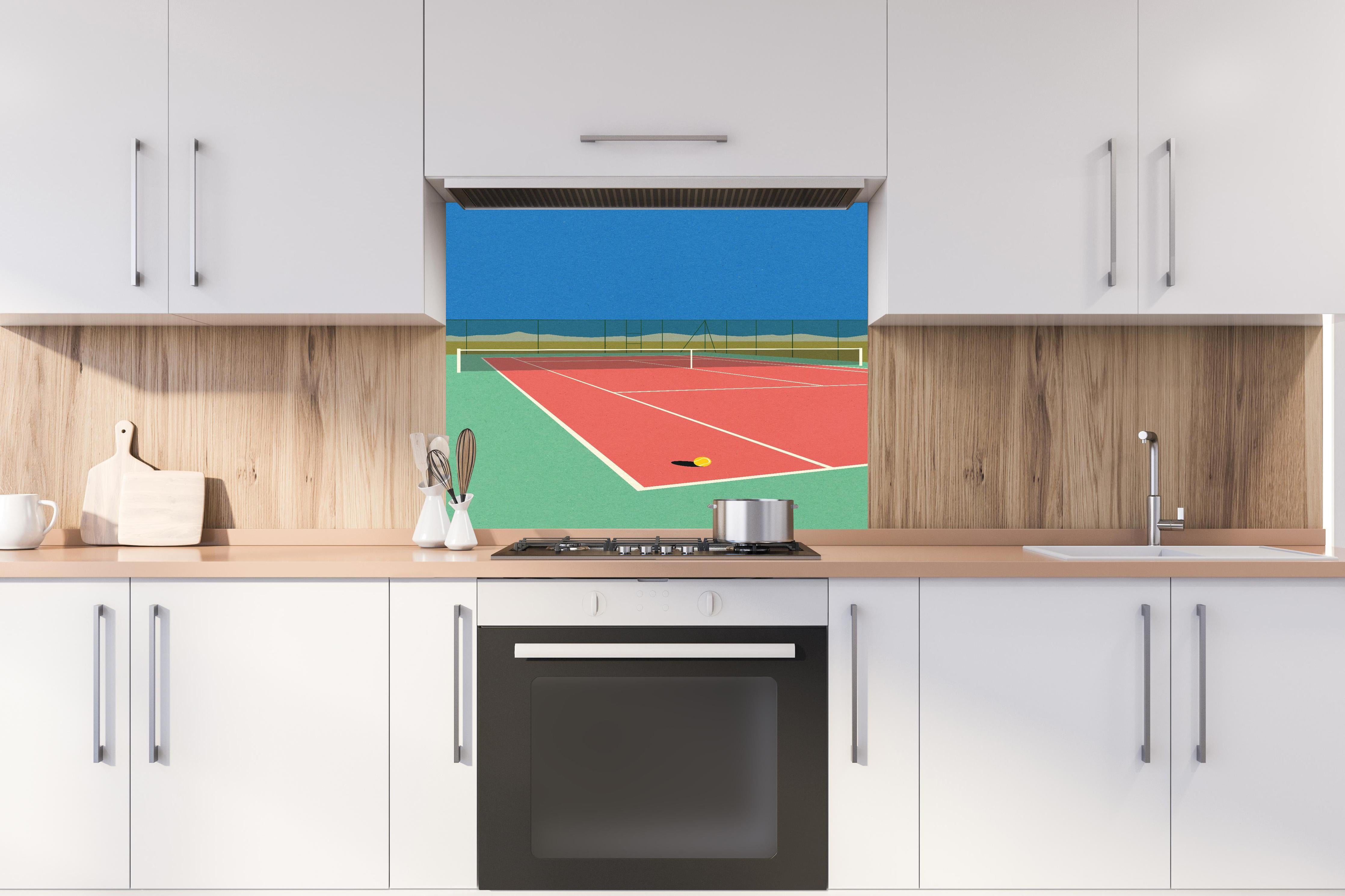 Spritzschutz - Farbenfrohes Tennisplatz Papierkunstwerk in Wüste hinter einem Cerankochfeld zwischen Holz-Kochutensilien
