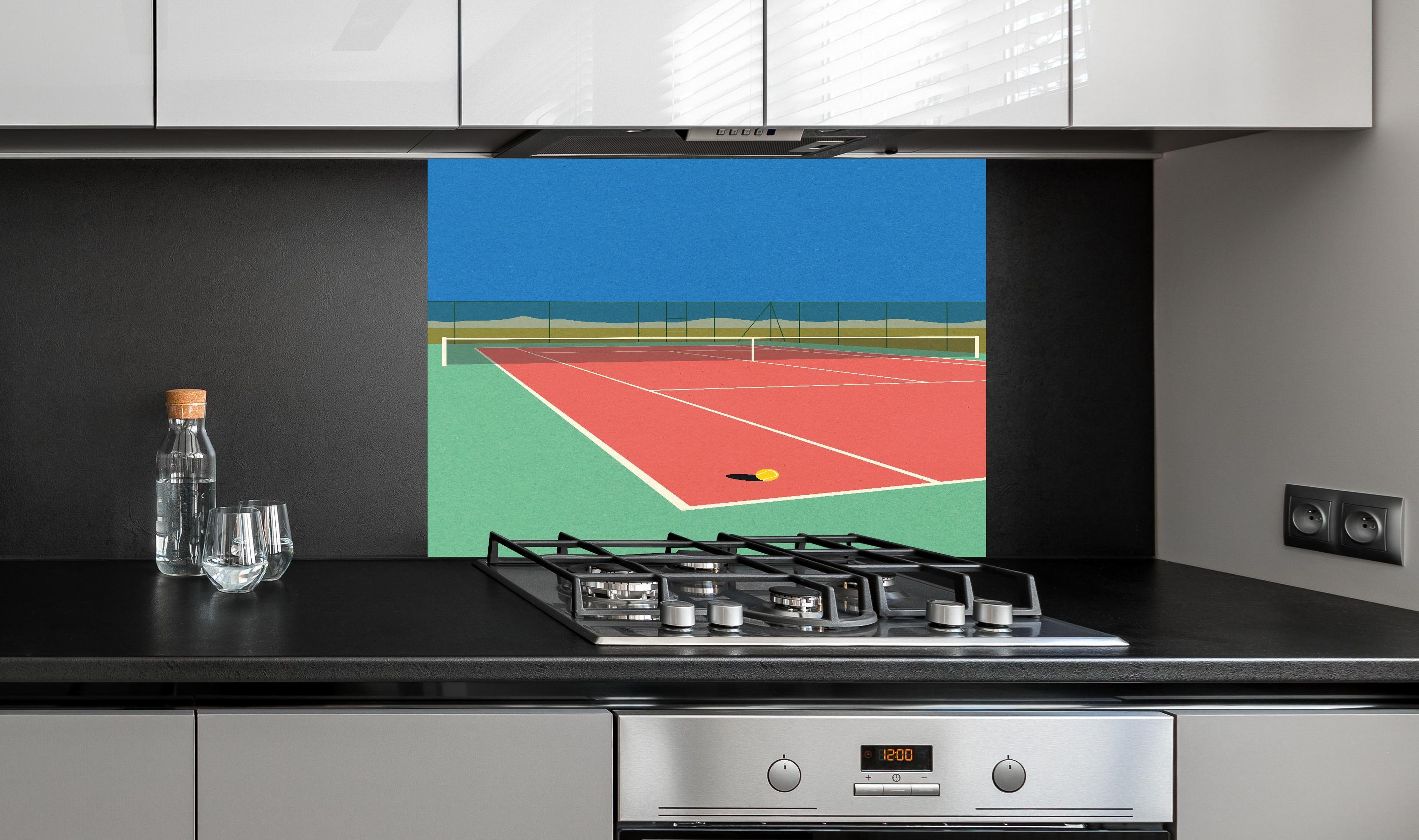 Spritzschutz - Farbenfrohes Tennisplatz Papierkunstwerk in Wüste hinter einem Cerankochfeld zwischen Holz-Kochutensilien
