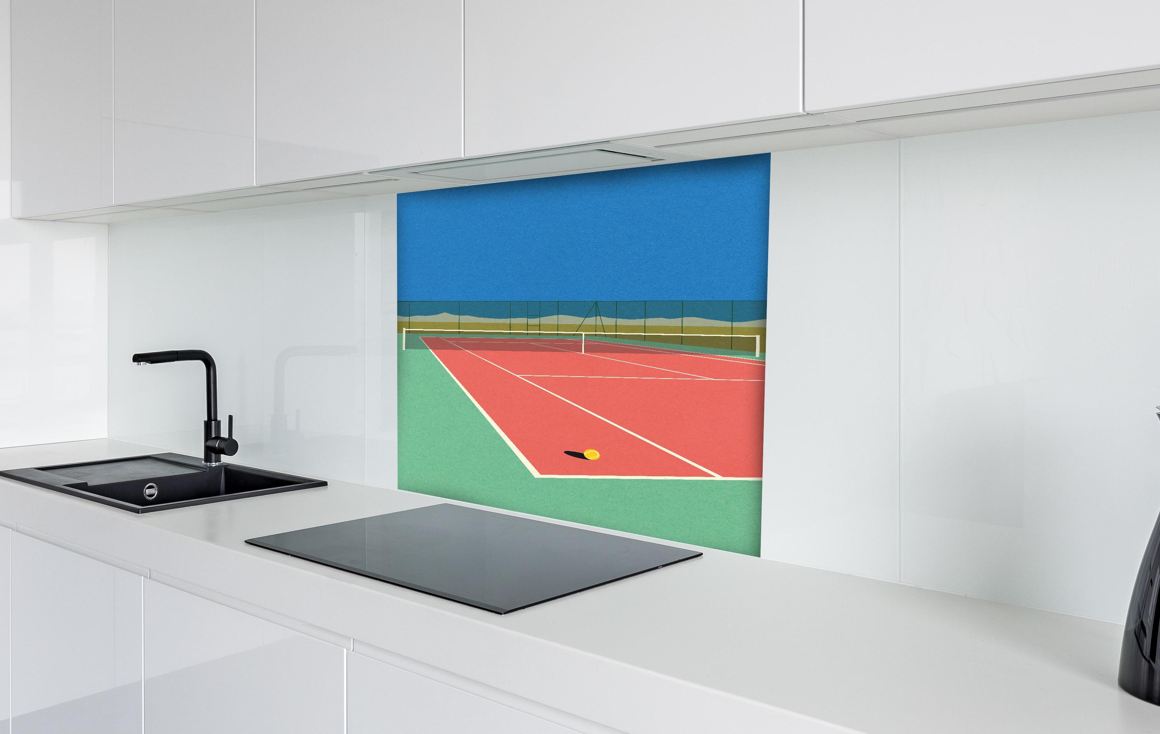 Spritzschutz - Farbenfrohes Tennisplatz Papierkunstwerk in Wüste hinter einem Cerankochfeld zwischen Holz-Kochutensilien

