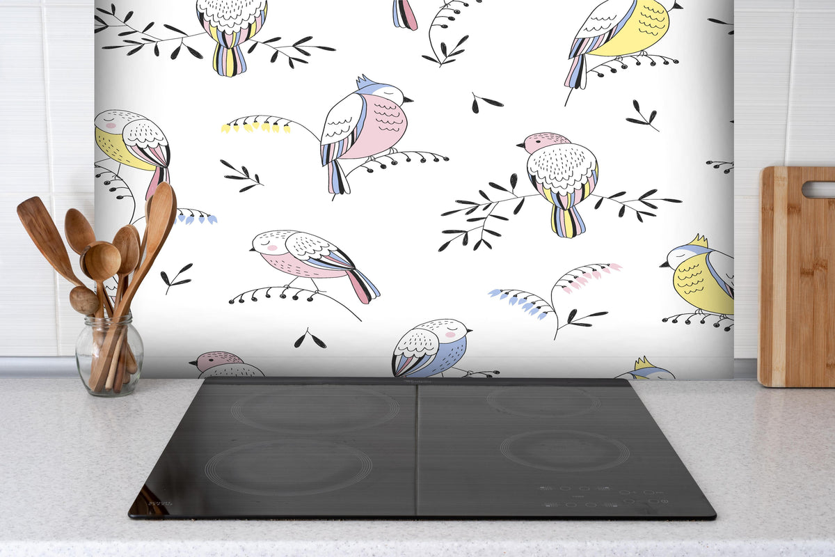 Spritzschutz - Farbenfrohes Vogel Muster Design Tapete hinter einem Cerankochfeld zwischen Holz-Kochutensilien
