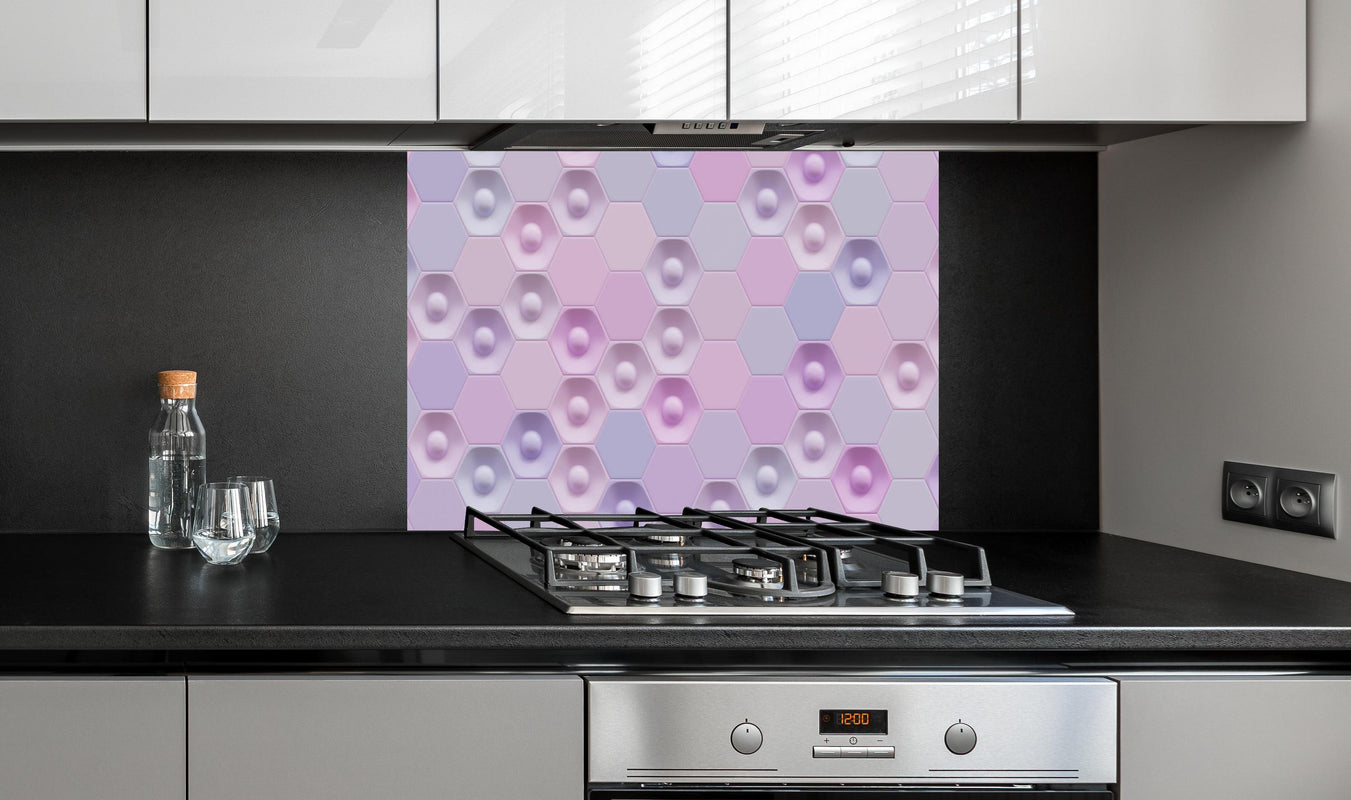 Spritzschutz - Farbenfrohes geometrisches Hexagon-Muster hinter einem Cerankochfeld zwischen Holz-Kochutensilien
