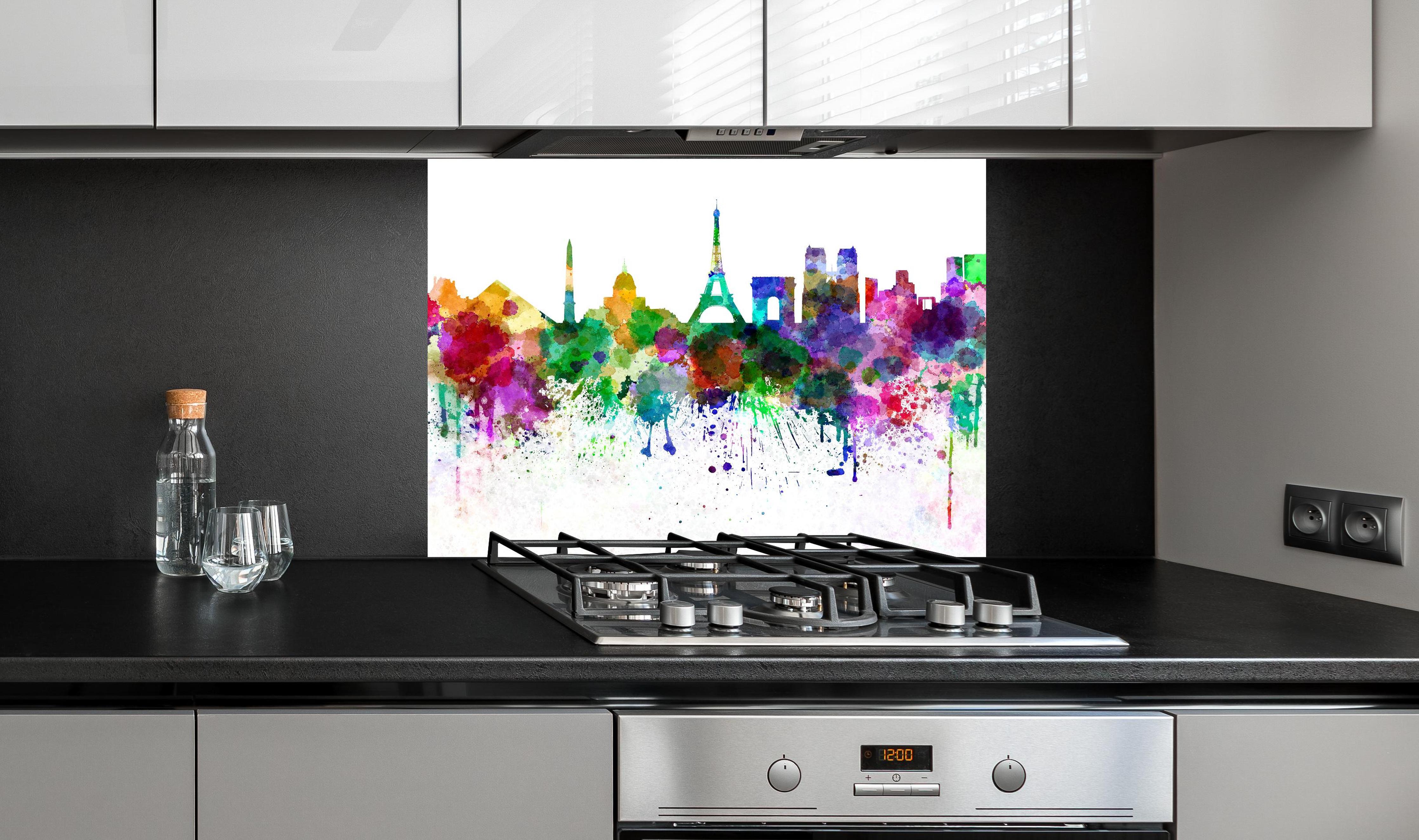 Spritzschutz - Farbenprächtige Paris Skyline Aquarellkunst hinter einem Cerankochfeld zwischen Holz-Kochutensilien
