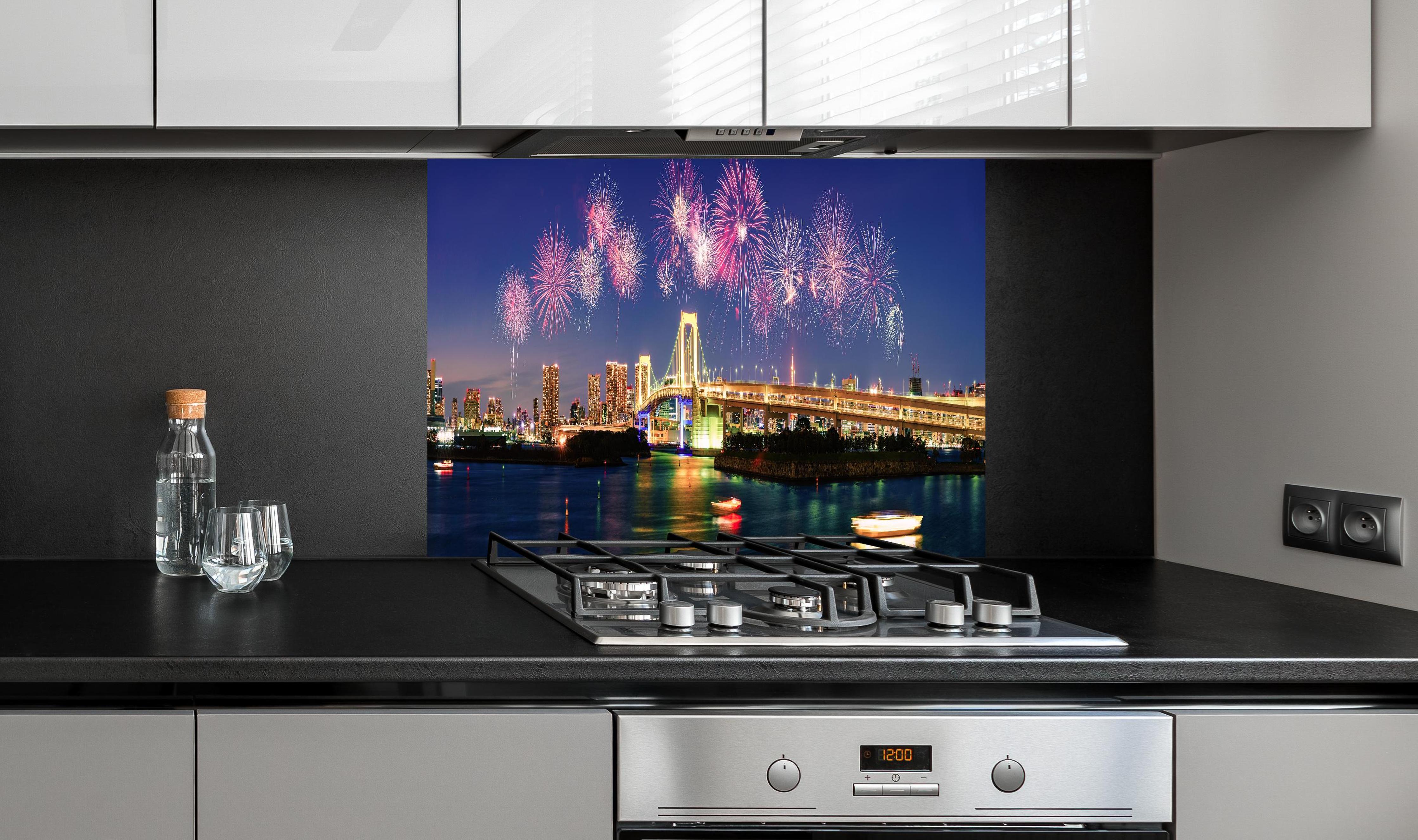 Spritzschutz - Farbenprächtiges Tokio Feuerwerks-Panorama hinter einem Cerankochfeld zwischen Holz-Kochutensilien
