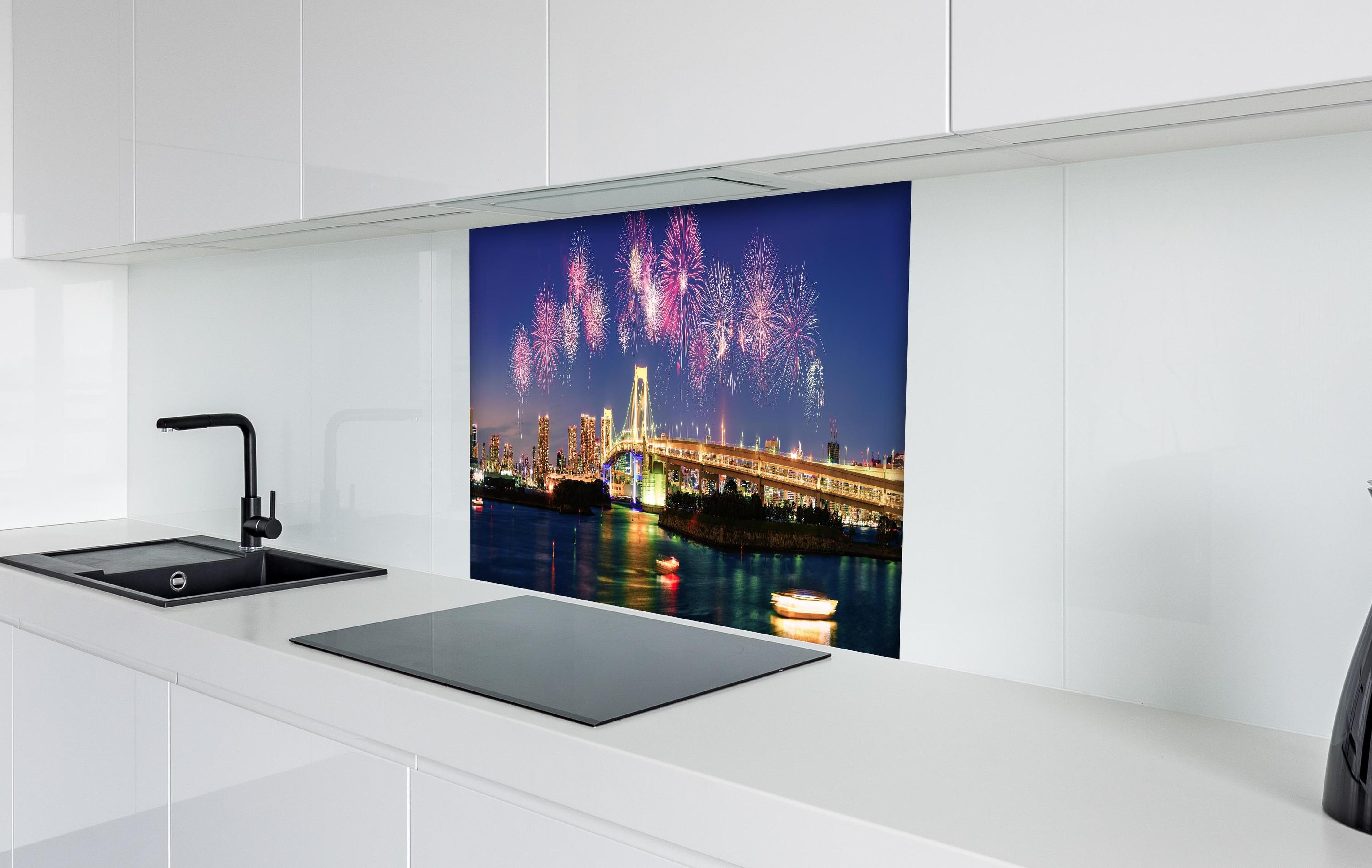 Spritzschutz - Farbenprächtiges Tokio Feuerwerks-Panorama hinter einem Cerankochfeld zwischen Holz-Kochutensilien
