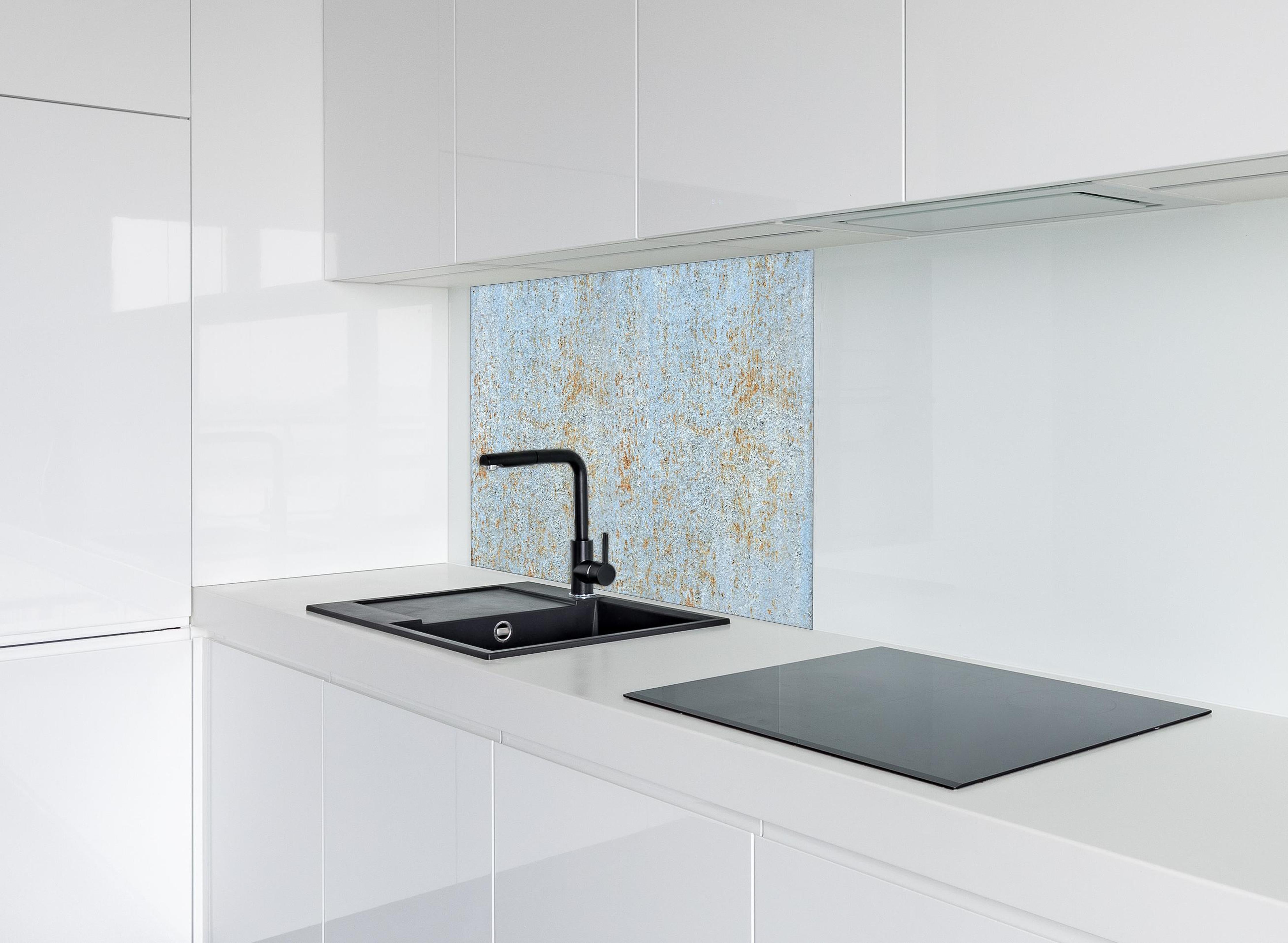 Spritzschutz - Farbflocken auf rostigem Metallblech hinter einem Cerankochfeld zwischen Holz-Kochutensilien
