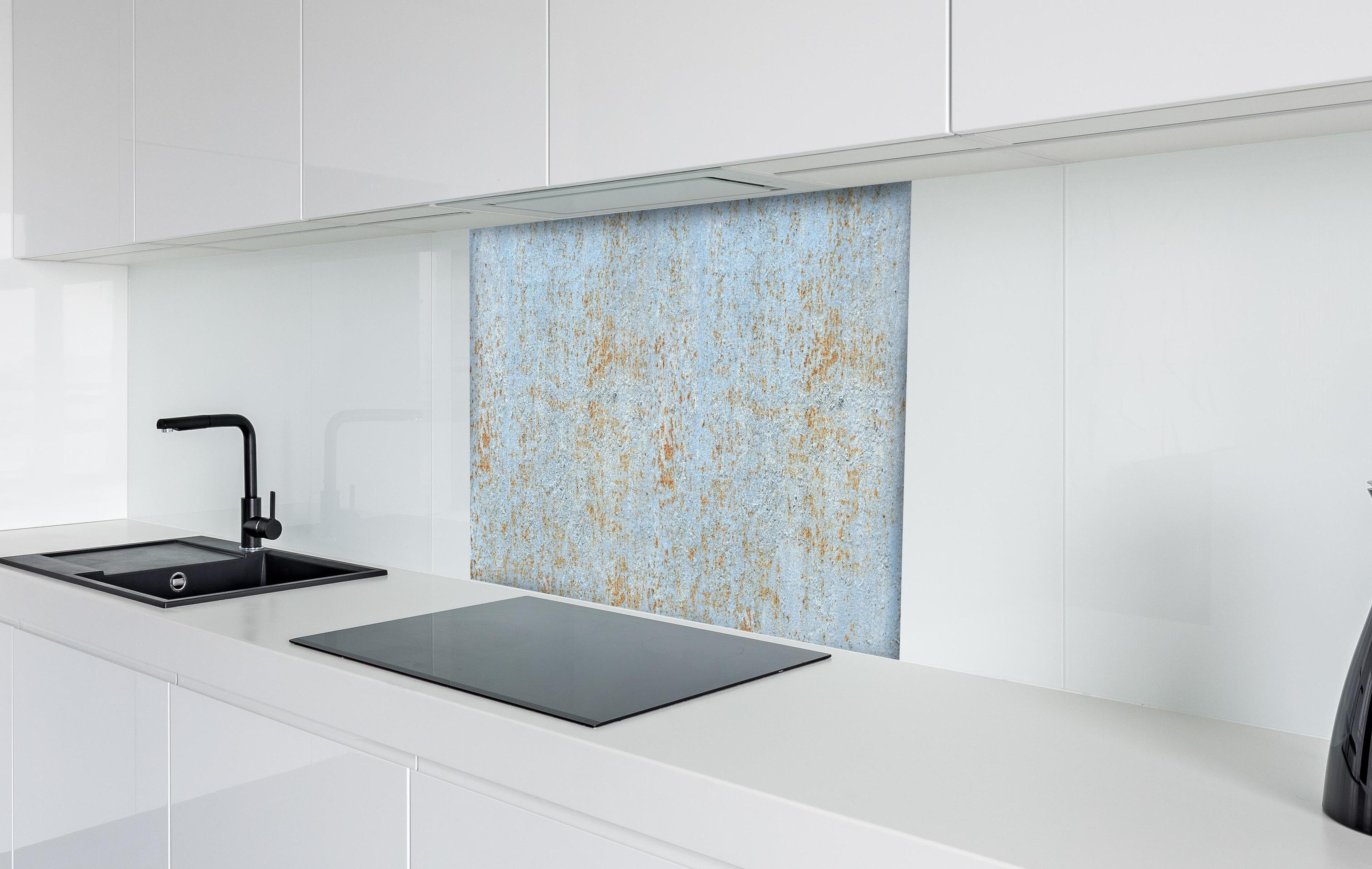 Spritzschutz - Farbflocken auf rostigem Metallblech hinter einem Cerankochfeld zwischen Holz-Kochutensilien
