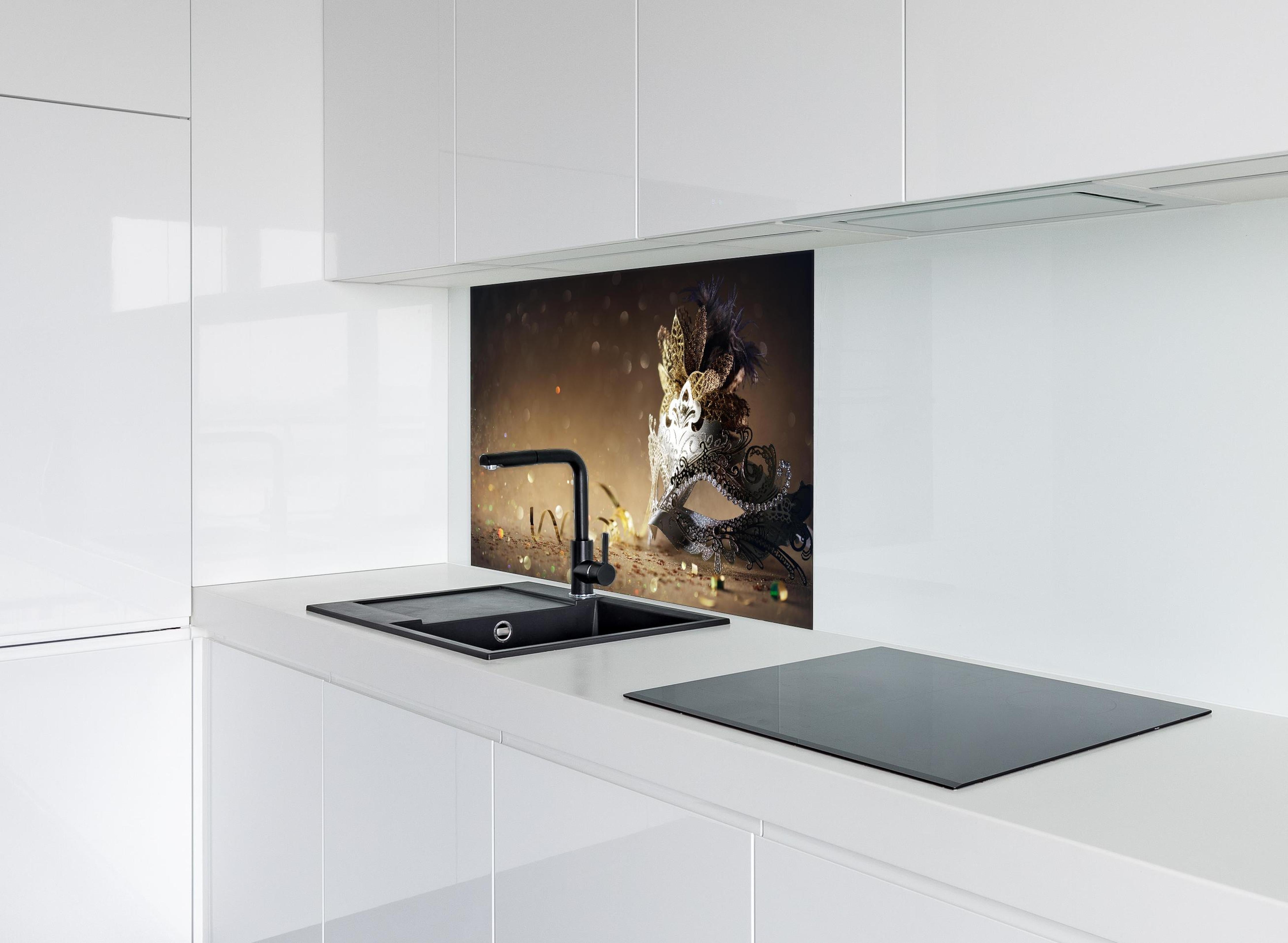 Spritzschutz - Faschingsmaske mit Glitter hinter einem Cerankochfeld zwischen Holz-Kochutensilien
