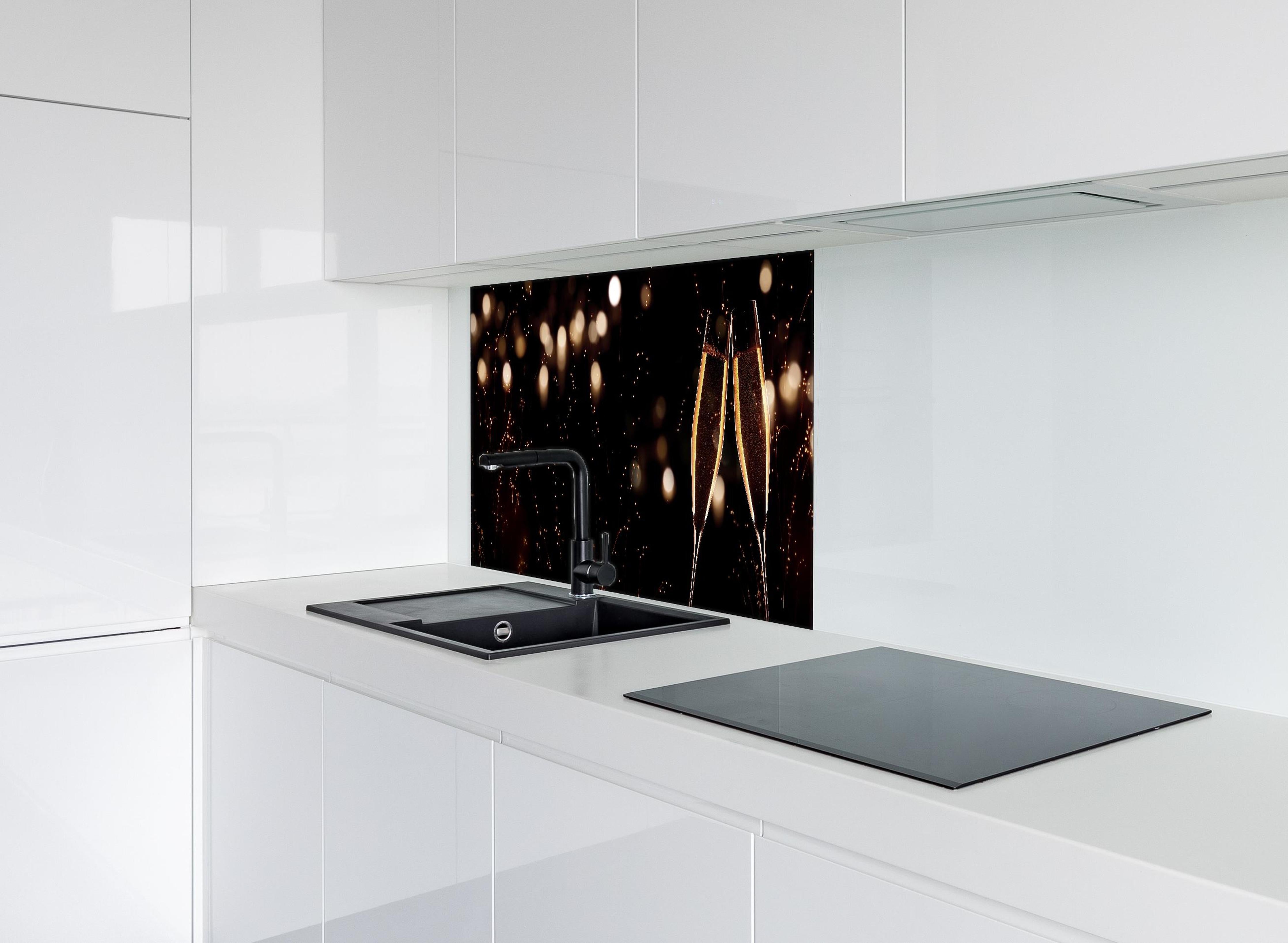 Spritzschutz - Feierlicher Champagner-Clink bei Jahreswechsel hinter einem Cerankochfeld zwischen Holz-Kochutensilien
