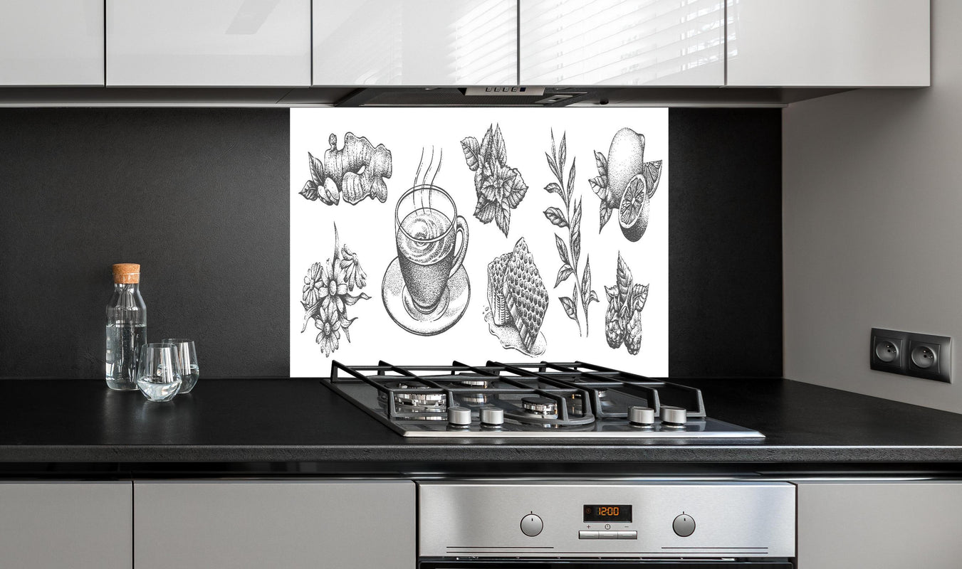 Spritzschutz - Feine Teezeit Illustration in Schwarz-Weiß hinter einem Cerankochfeld zwischen Holz-Kochutensilien
