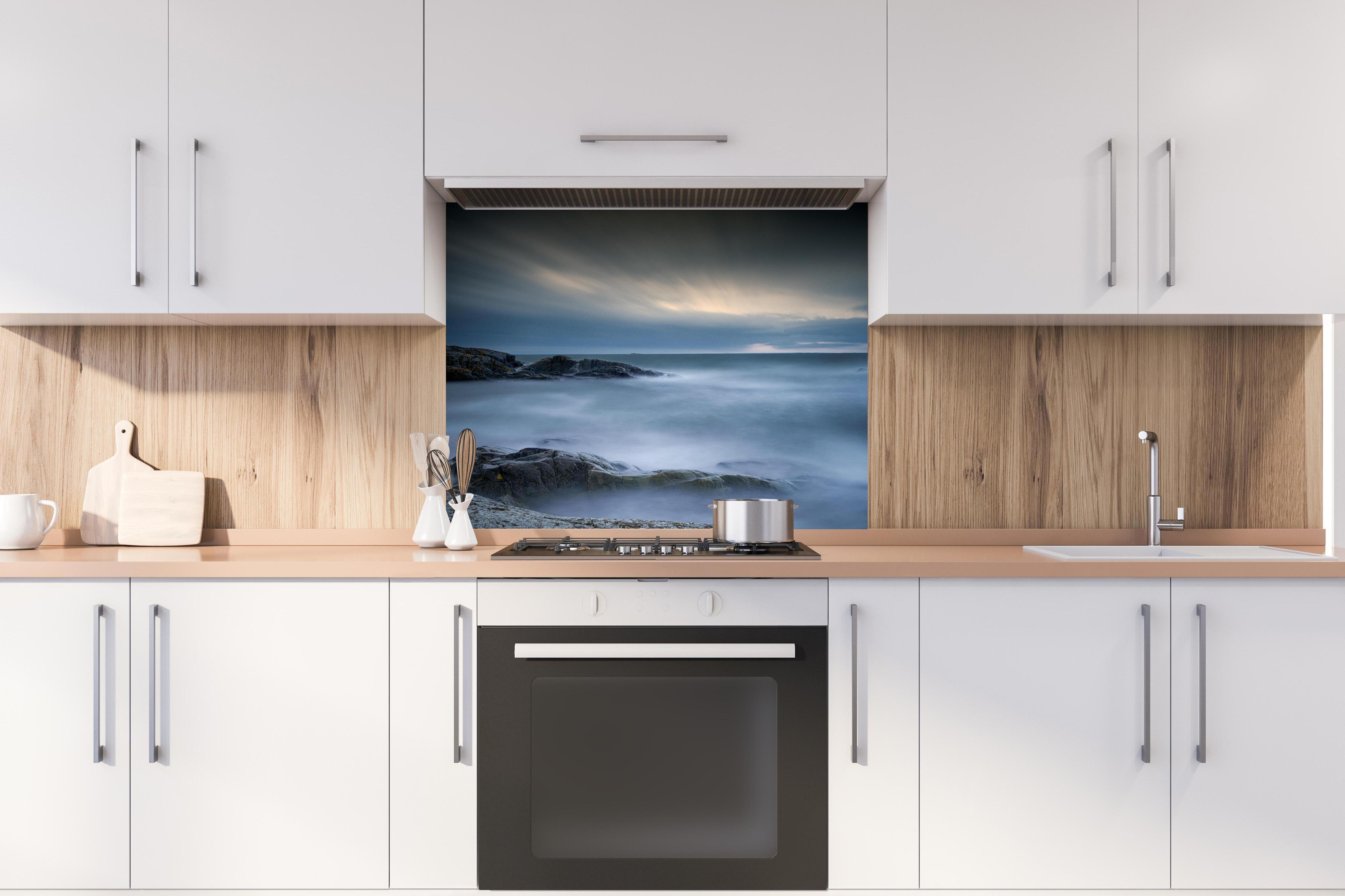 Spritzschutz - Felsiger & Nebliger Strand auf mit schöner Meer Landschaft hinter einem Cerankochfeld zwischen Holz-Kochutensilien
