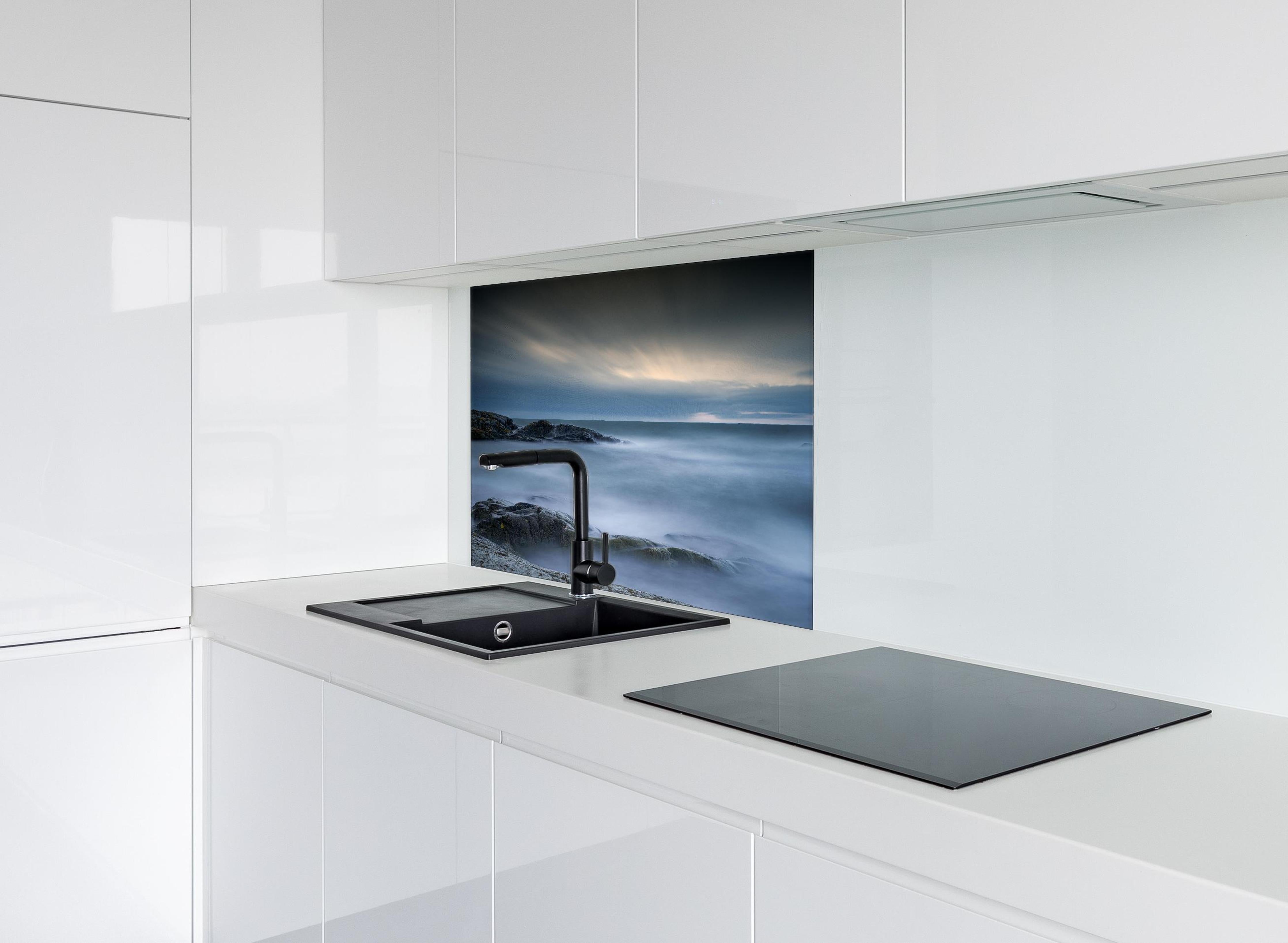 Spritzschutz - Felsiger & Nebliger Strand auf mit schöner Meer Landschaft hinter einem Cerankochfeld zwischen Holz-Kochutensilien
