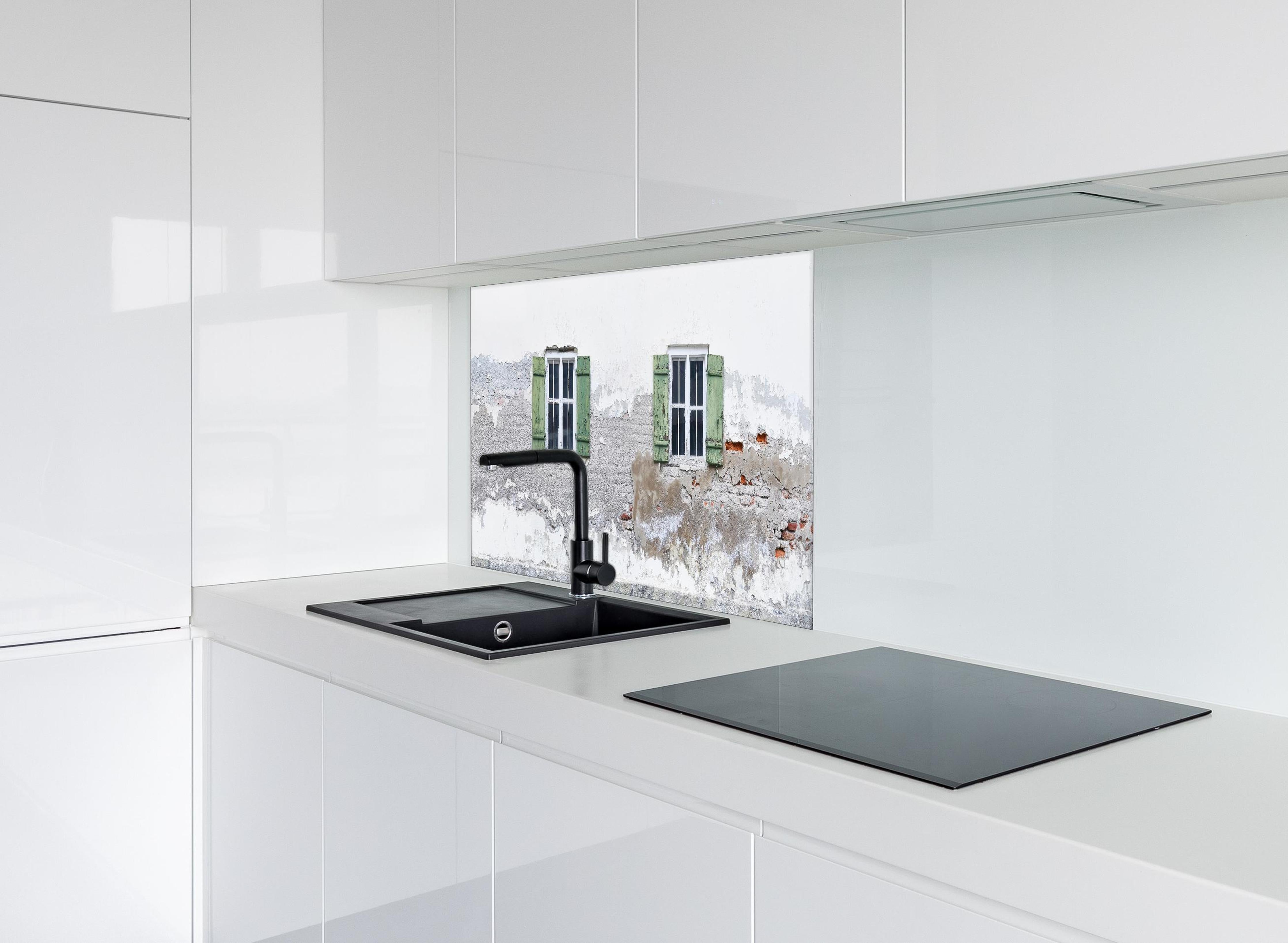 Spritzschutz - Fensterrahmen einer veralteten Hauswand hinter einem Cerankochfeld zwischen Holz-Kochutensilien
