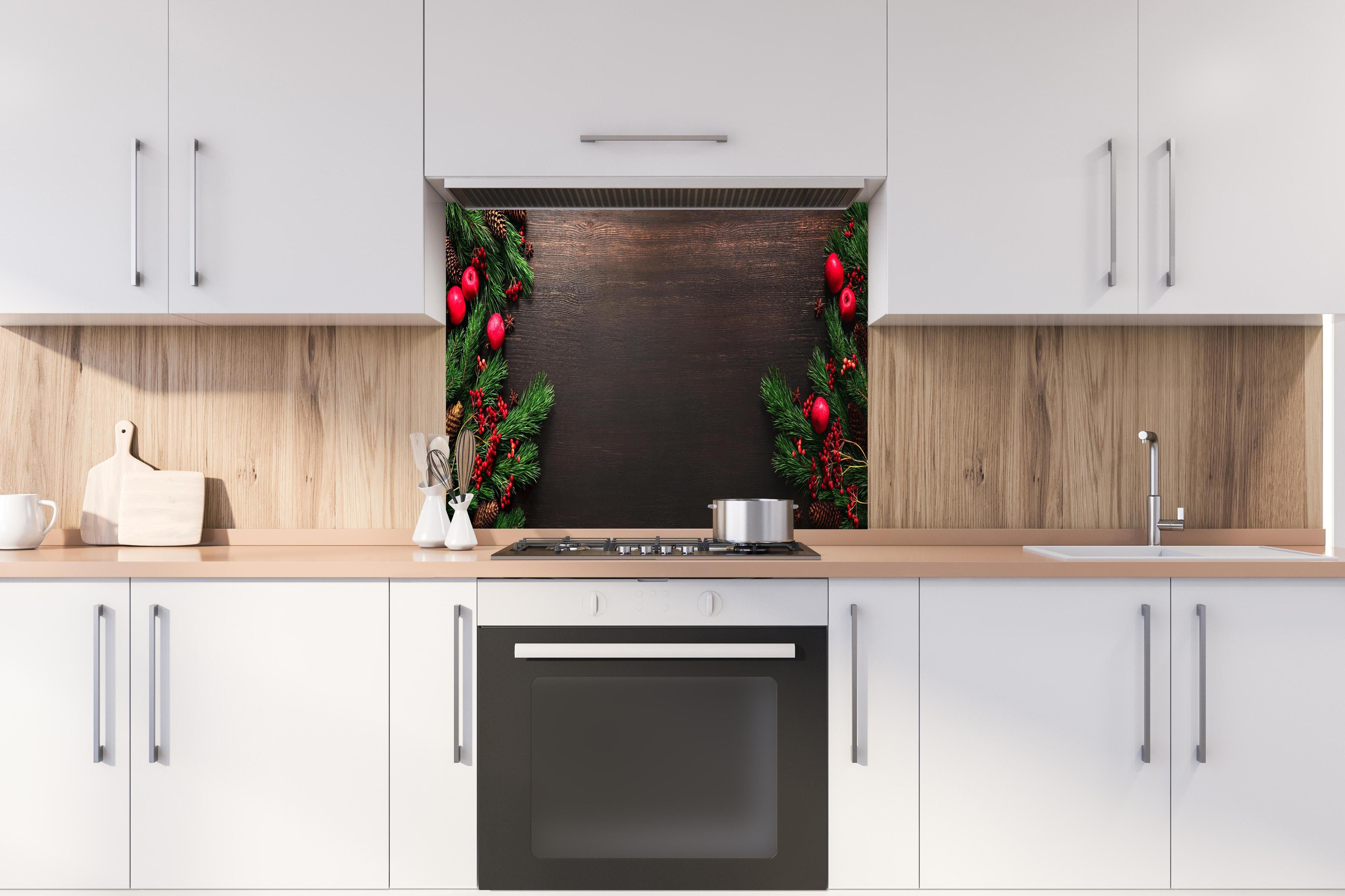 Spritzschutz - Festliche Weihnachtsdeko Dunkelrot Banner hinter einem Cerankochfeld zwischen Holz-Kochutensilien
