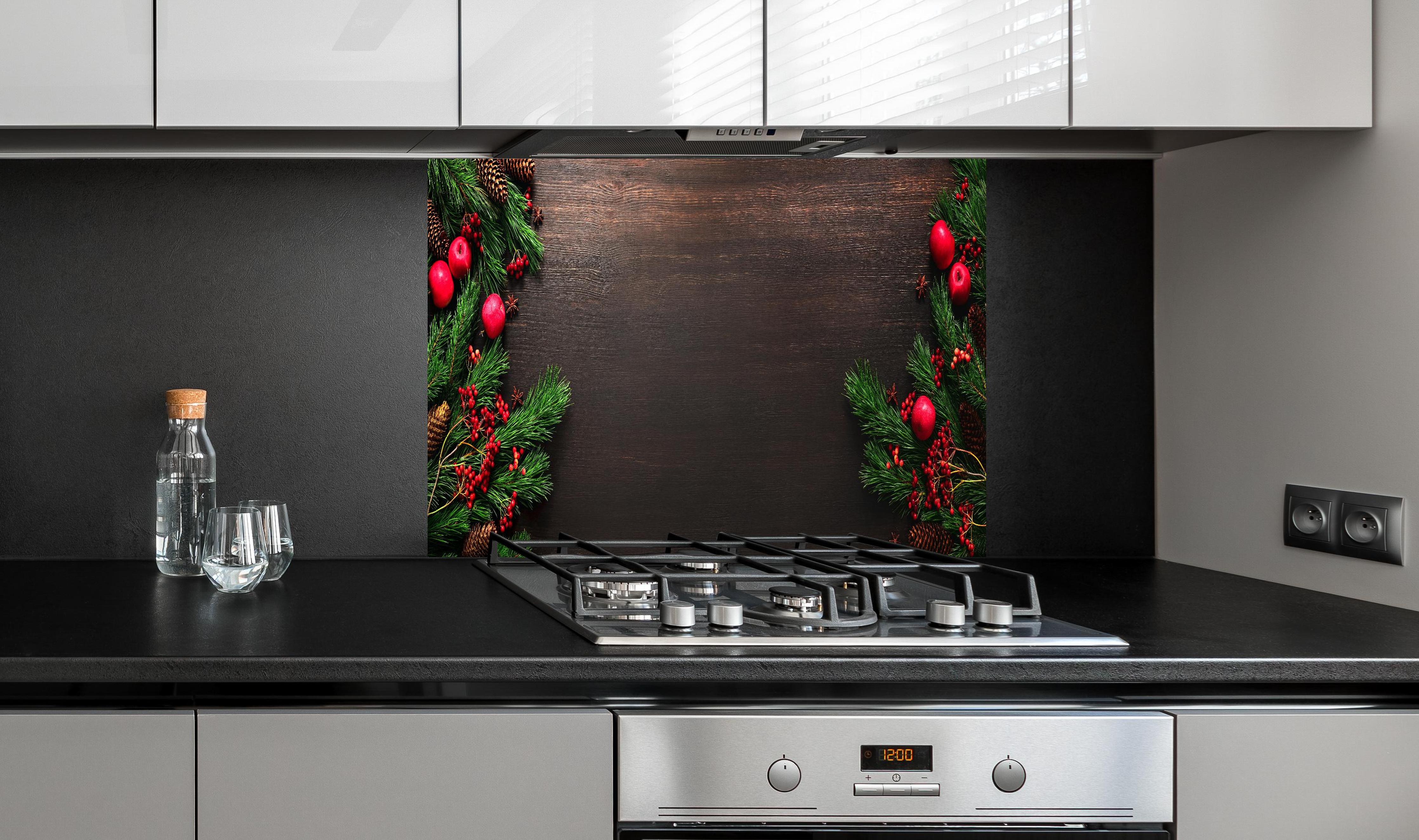 Spritzschutz - Festliche Weihnachtsdeko Dunkelrot Banner hinter einem Cerankochfeld zwischen Holz-Kochutensilien
