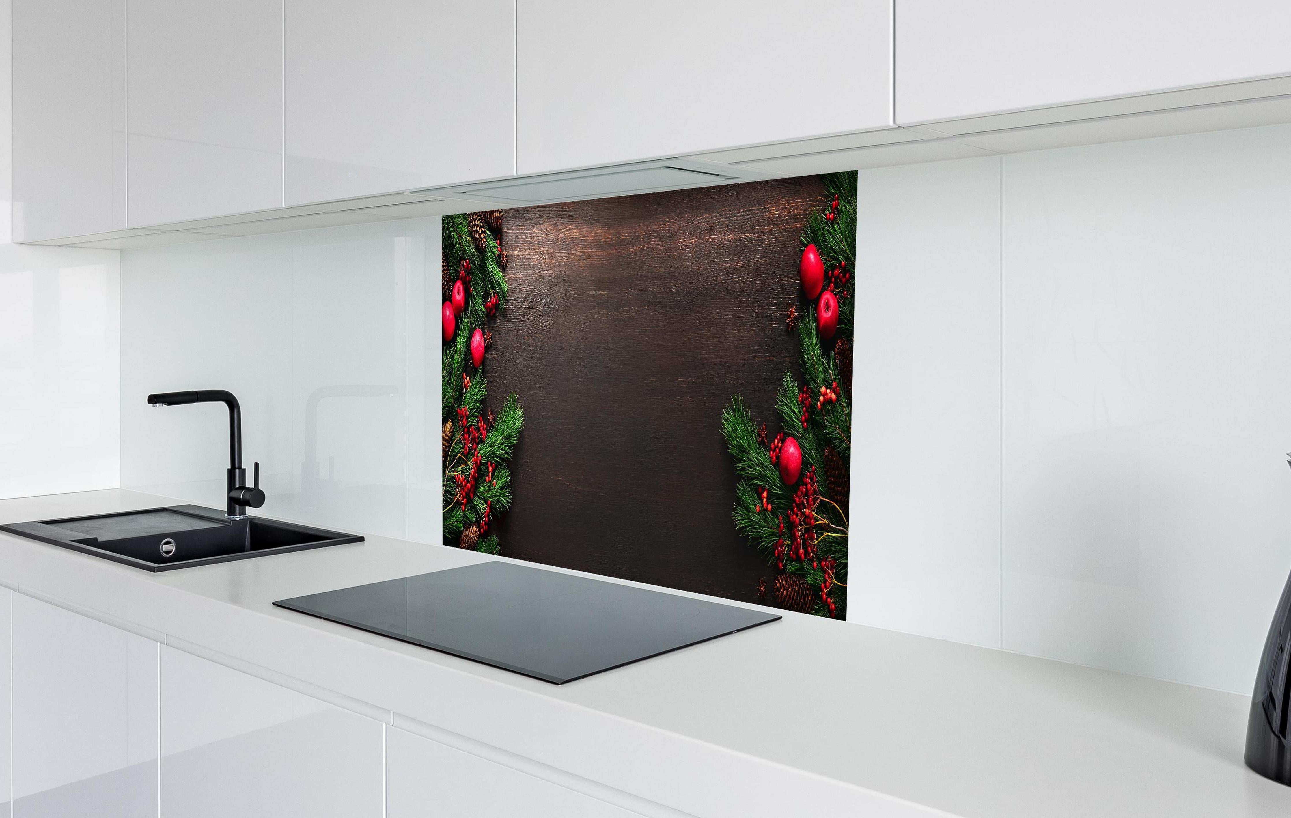 Spritzschutz - Festliche Weihnachtsdeko Dunkelrot Banner hinter einem Cerankochfeld zwischen Holz-Kochutensilien

