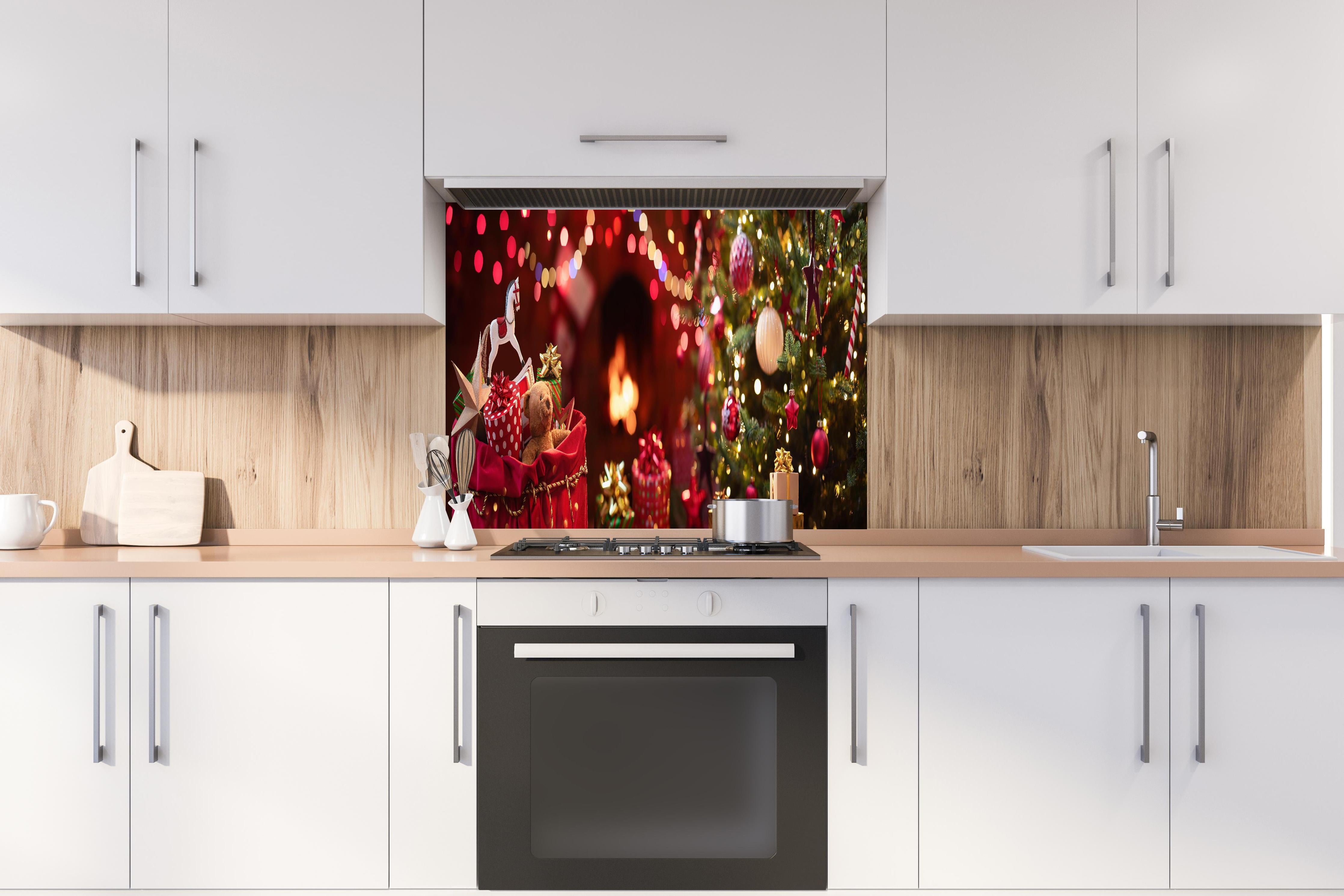 Spritzschutz - Festliche Weihnachtsdeko Rot-Gold Tannenbaum hinter einem Cerankochfeld zwischen Holz-Kochutensilien
