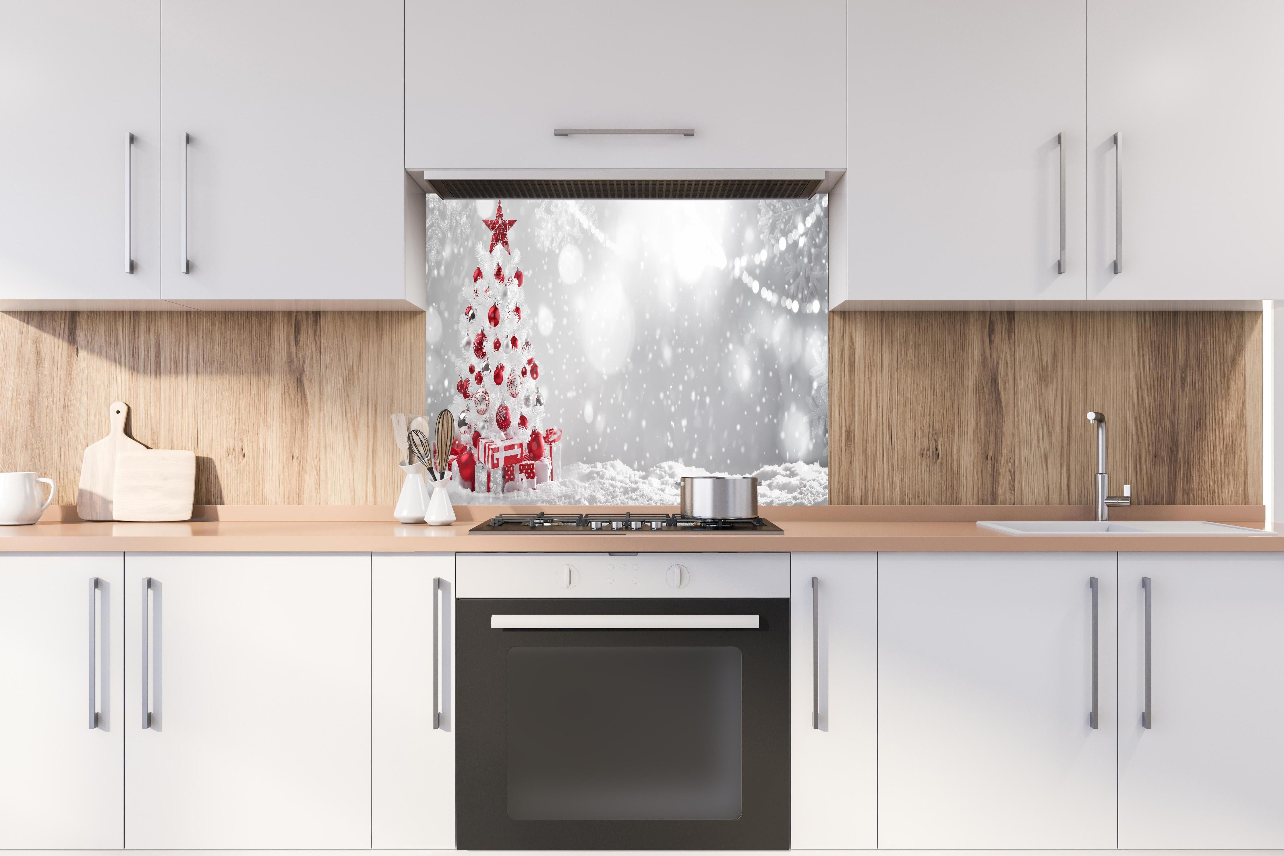 Spritzschutz - Festlicher Weihnachtsbaum mit roten Akzenten hinter einem Cerankochfeld zwischen Holz-Kochutensilien
